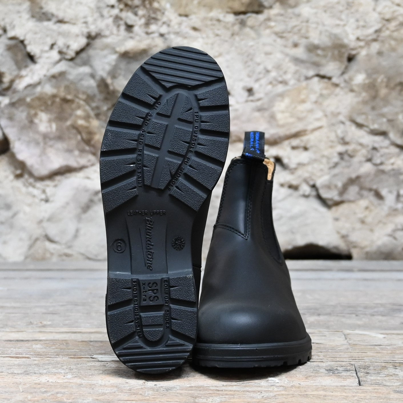 Blundstone Slip On waterproof Chelsea boot in black leather with Thinsulate lining and elastic side panels