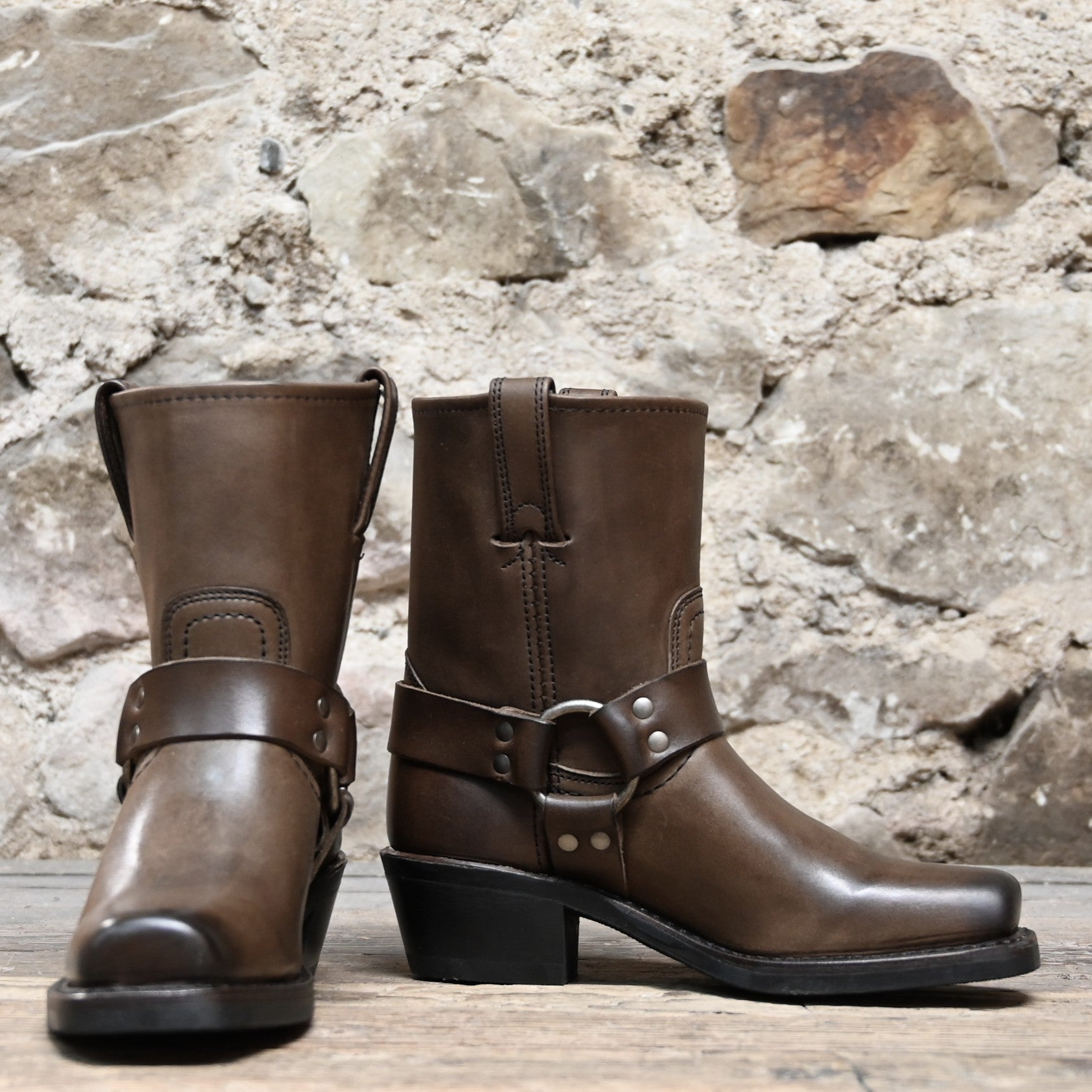 The Frye Company Ladies Harness 8R Boot - Smoke