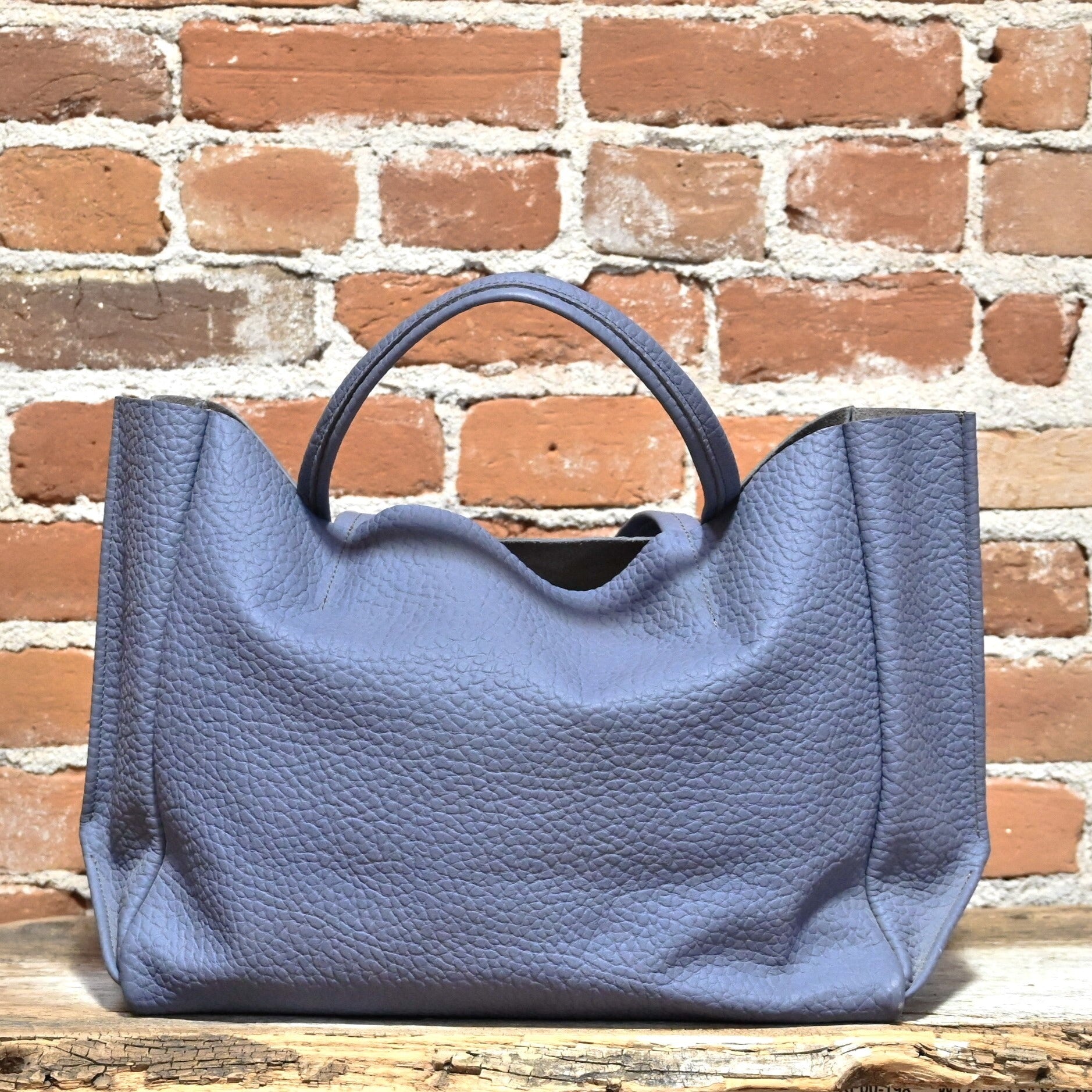 TOTE3LAV Bag -Lavanda view of bag back sitting