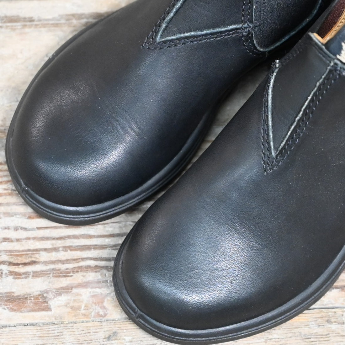 Youth Blundstone Slip On Chelsea boot in black leather with elastic side panels and pull tabs
