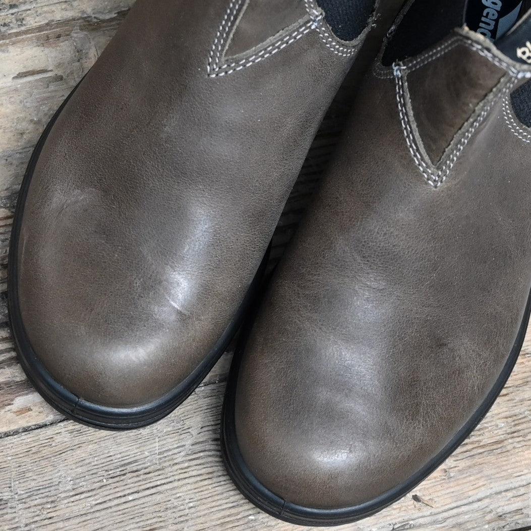 Blundstone Classic Chelsea boots in steel grey leather with elastic sides and pull tabs