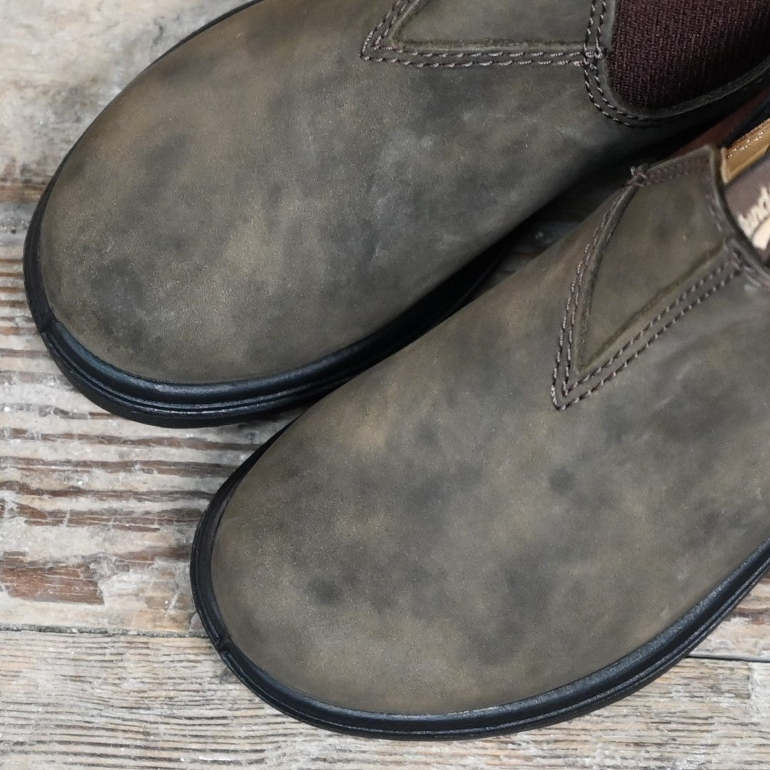 Youth Blundstone Slip On Chelsea boot in rustic brown leather with elastic sides and pull tabs