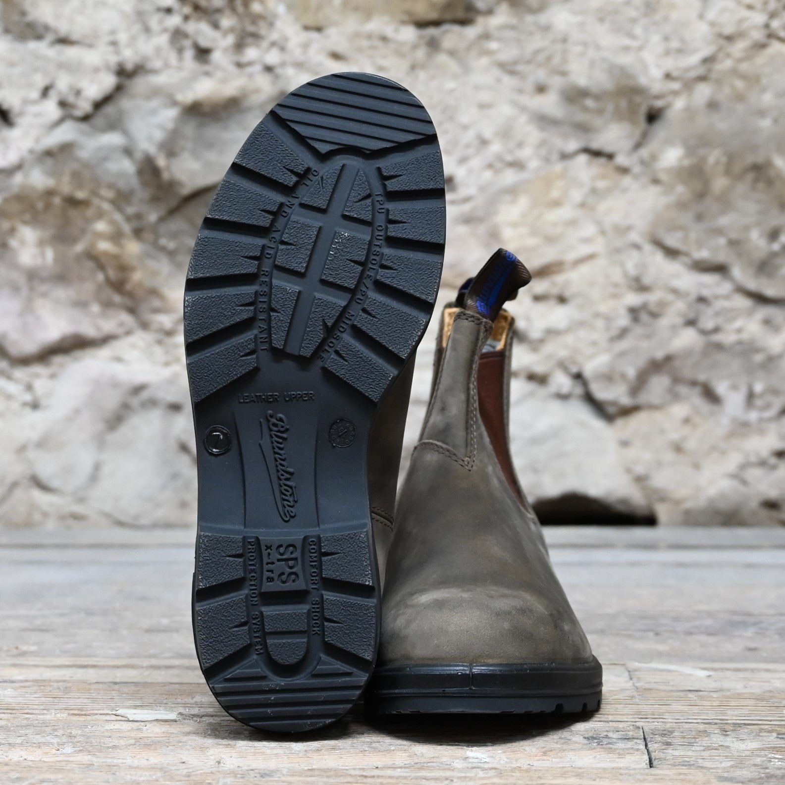 Blundstone Slip On waterproof Chelsea boot in rustic brown leather with Thinsulate lining and elastic side panels