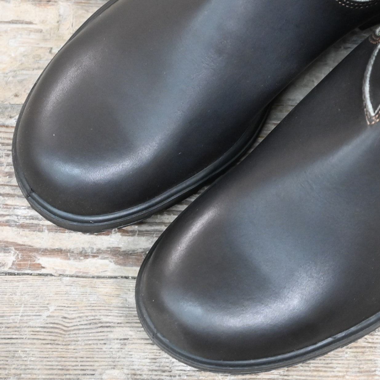 Blundstone Slip On Chelsea boot in stout brown leather with multicolored elastic panels and pull tabs
