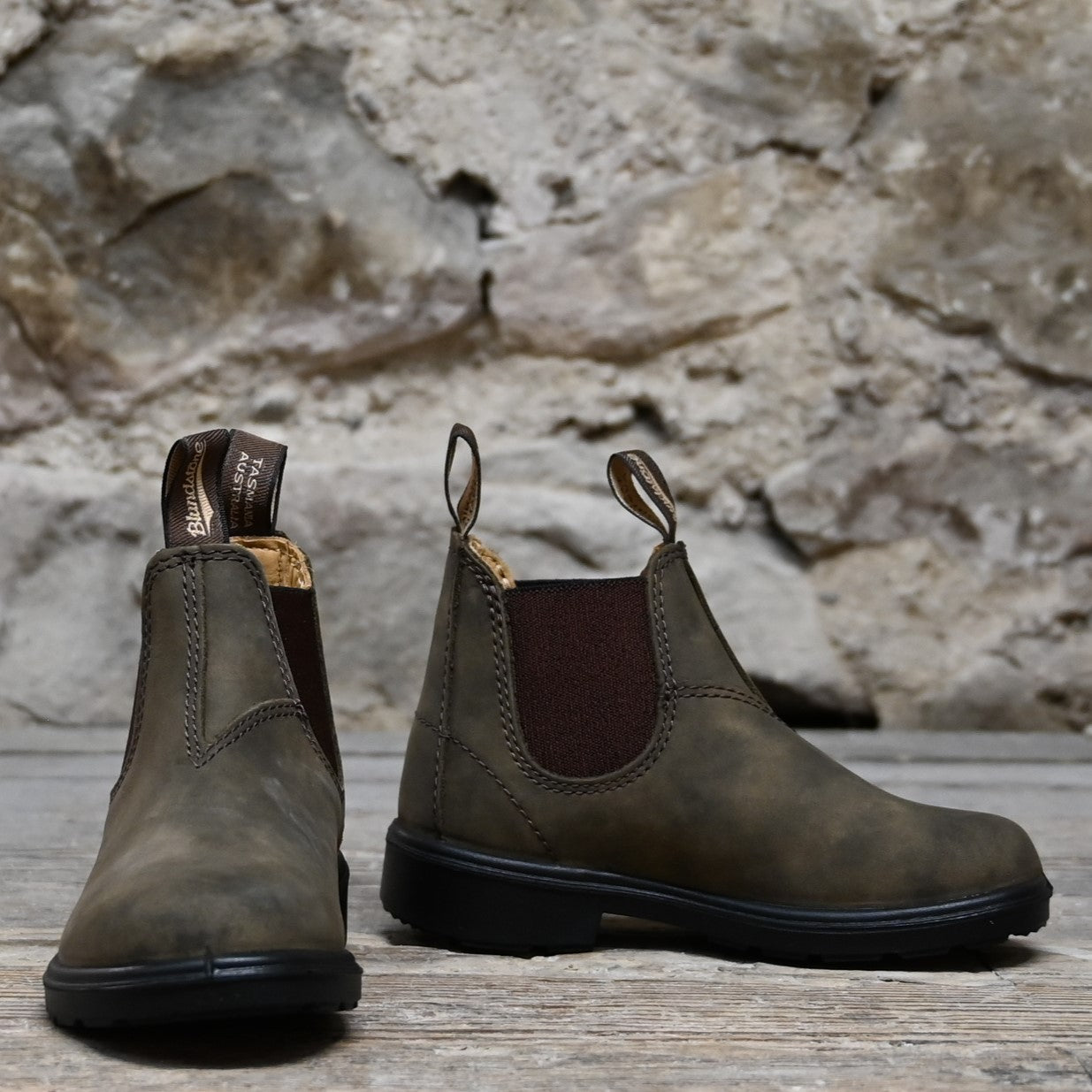 Youth Blundstone Slip On Chelsea boot in rustic brown leather with elastic sides and pull tabs