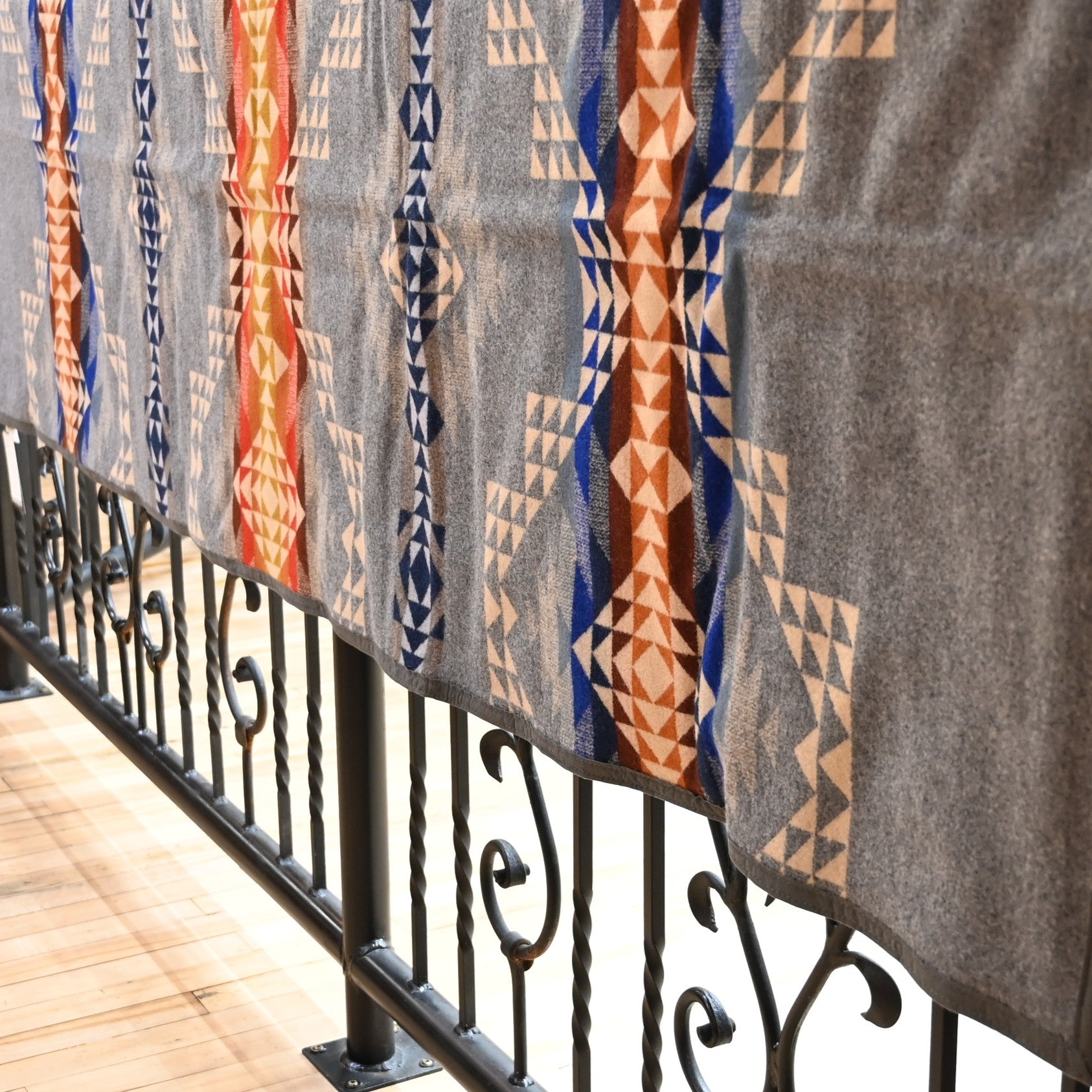 Pendleton – Wyeth Trail Queen Blanket in Smith Rock