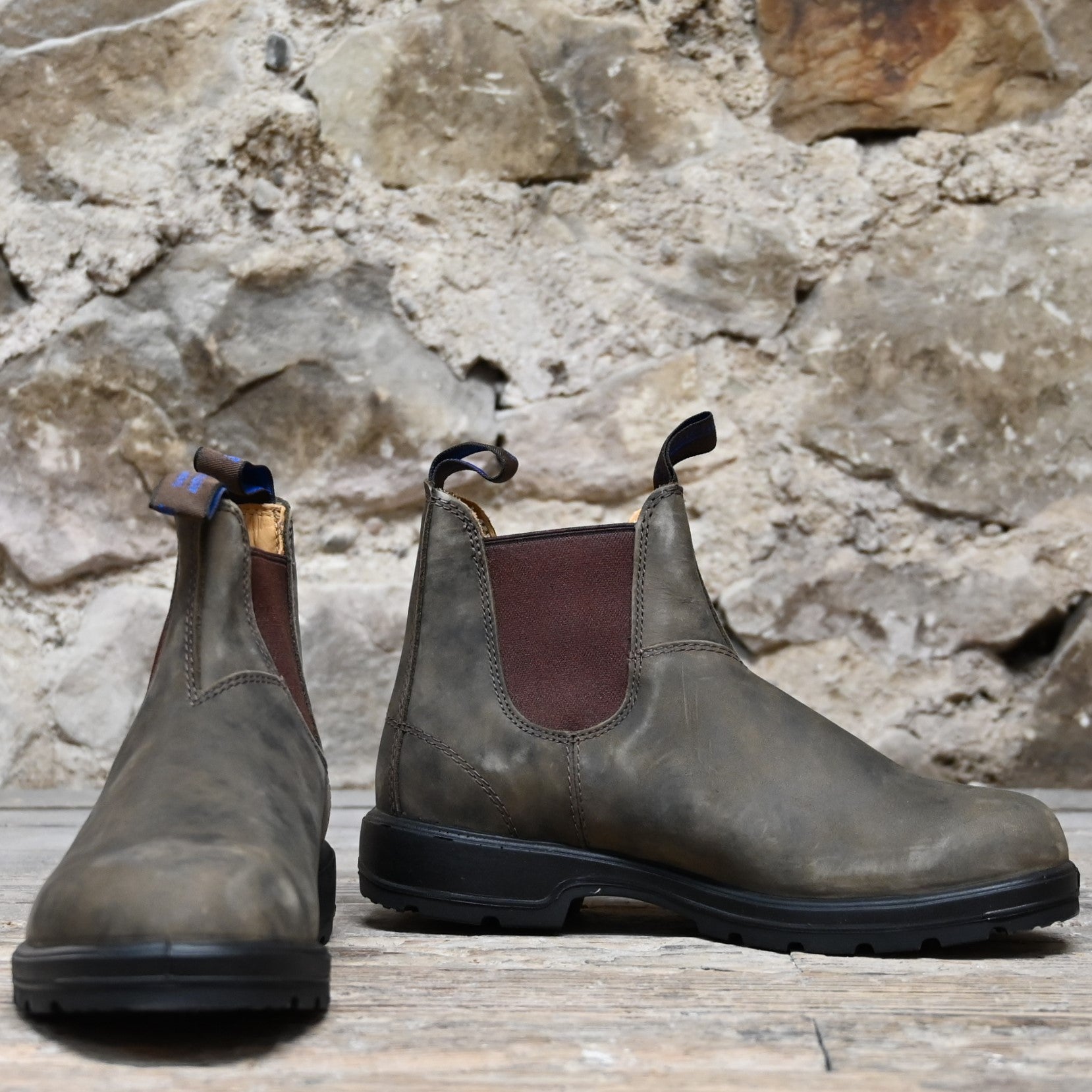 Blundstone Slip On waterproof Chelsea boot in rustic brown leather with Thinsulate lining and elastic side panels