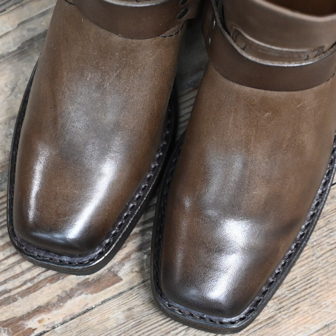 The Frye Company Ladies Harness 8R Boot - Smoke