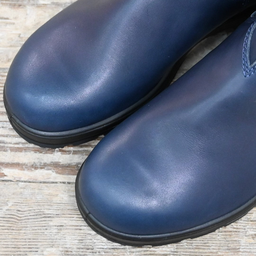 Blundstone Classic Chelsea boots in navy leather with elastic side panels and pull tabs