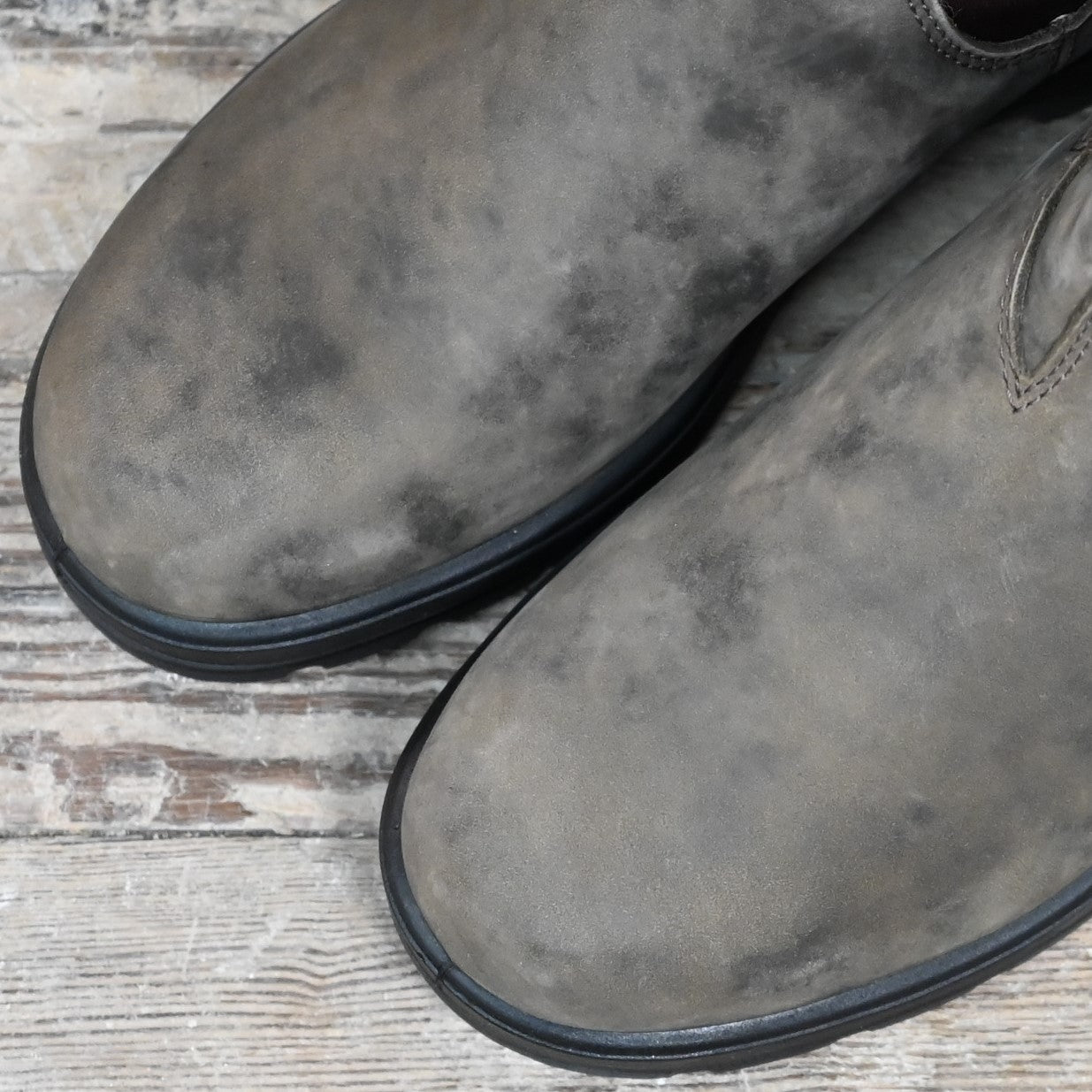 Blundstone Slip On waterproof Chelsea boot in rustic brown leather with Thinsulate lining and elastic side panels