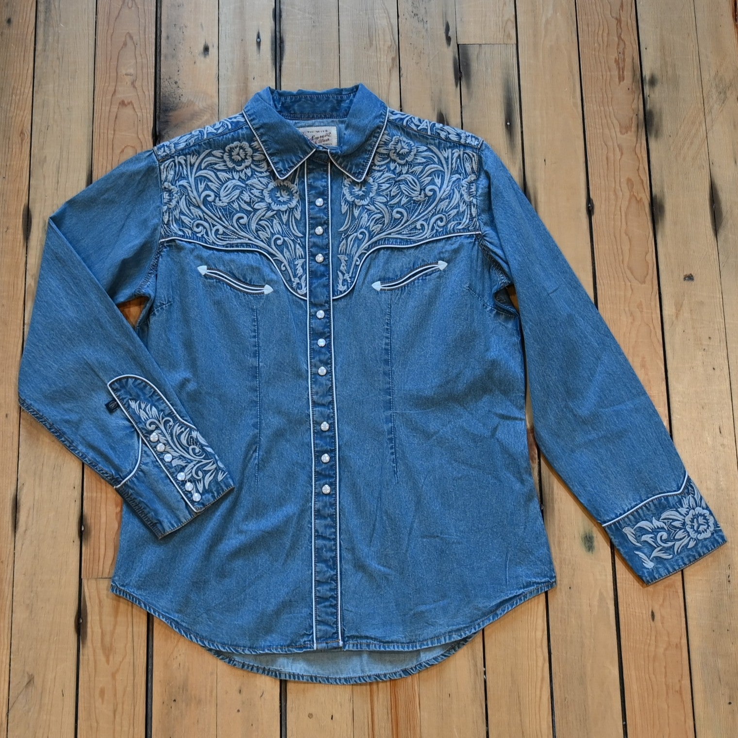 Ladies vintage stonewashed denim Western shirt with embroidered floral design and red piping