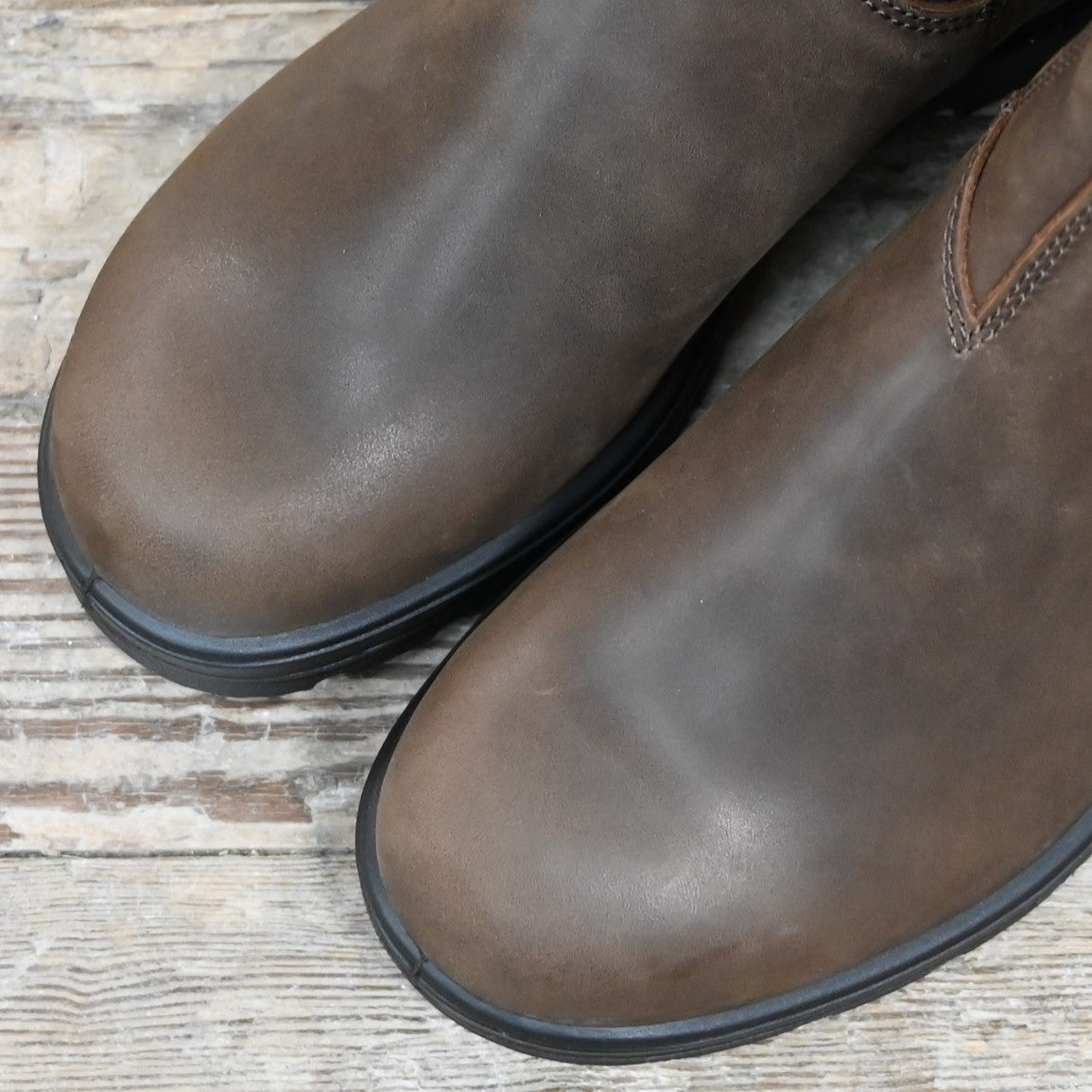 Blundstone Slip On Chelsea Boot in antique brown leather with elastic sides and pull tabs