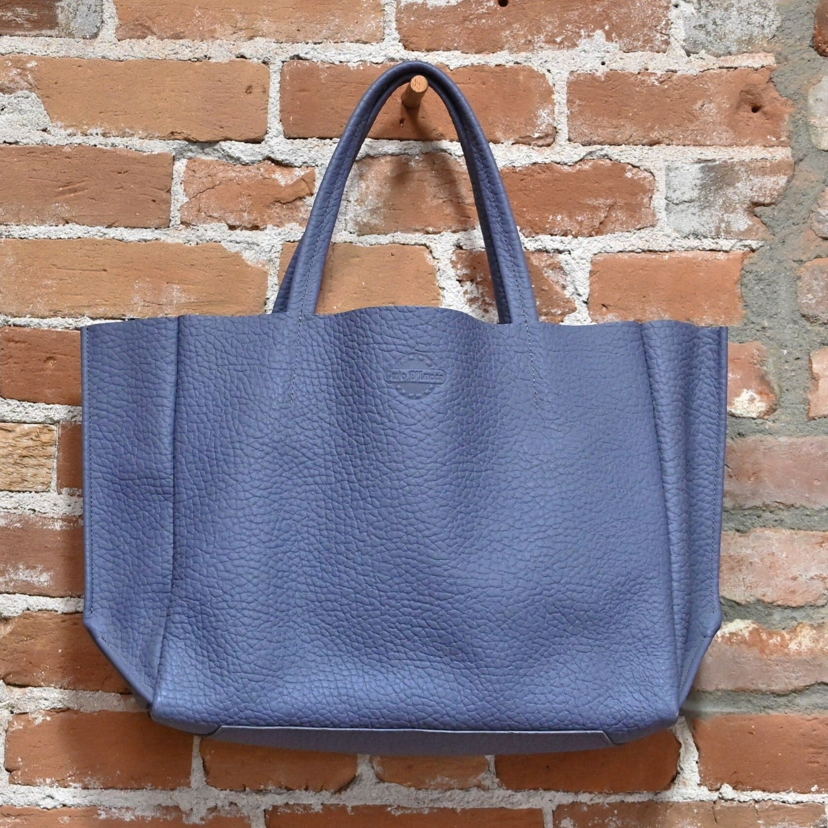 TOTE3LAV Bag -Lavanda view of bag hanging
