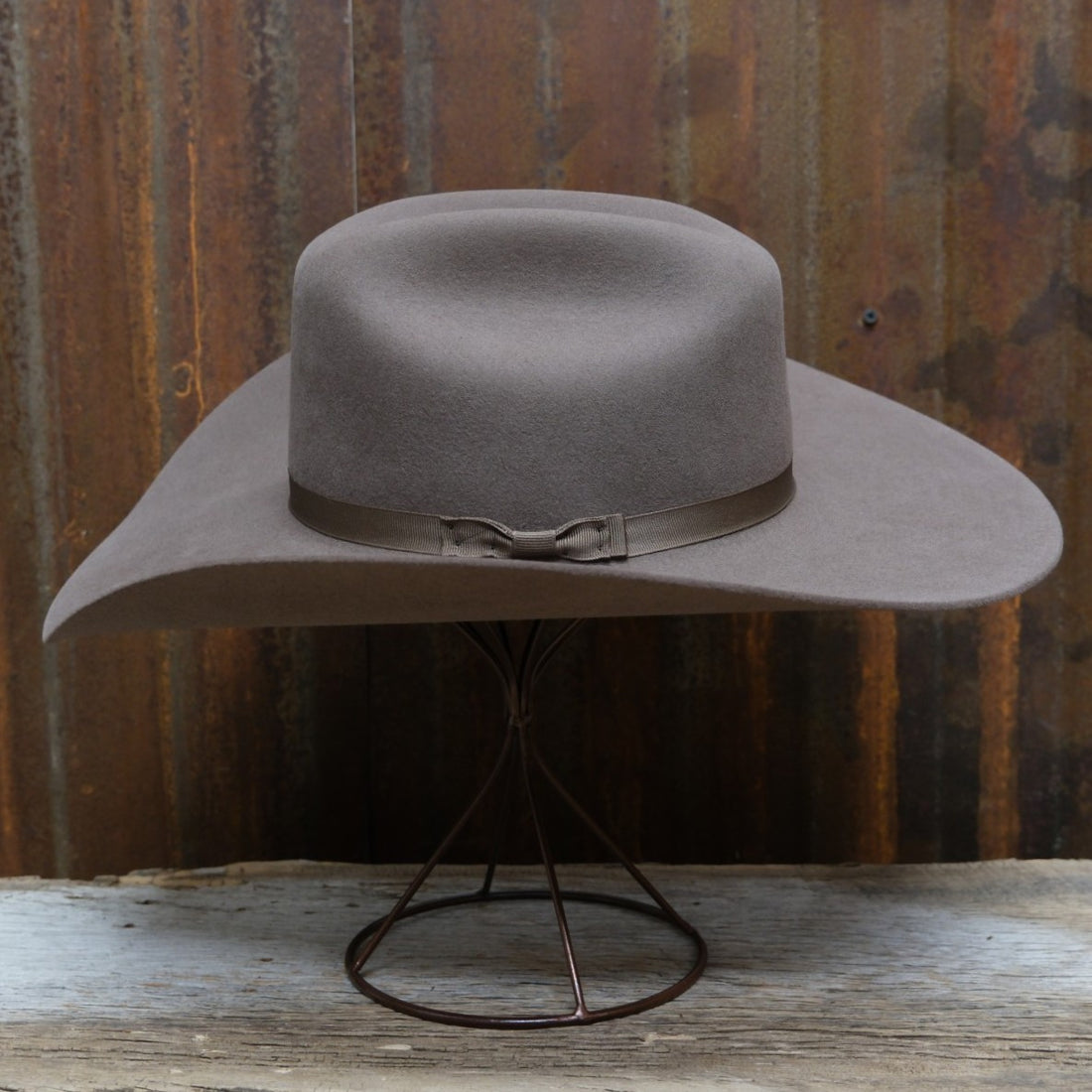 Serratelli 10X Cattleman Shovel Bound Edge with Ribbon in Nutmeg
