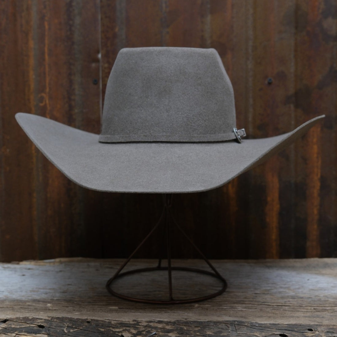 Serratelli 6X Latigo Brick Shovel in Dirt