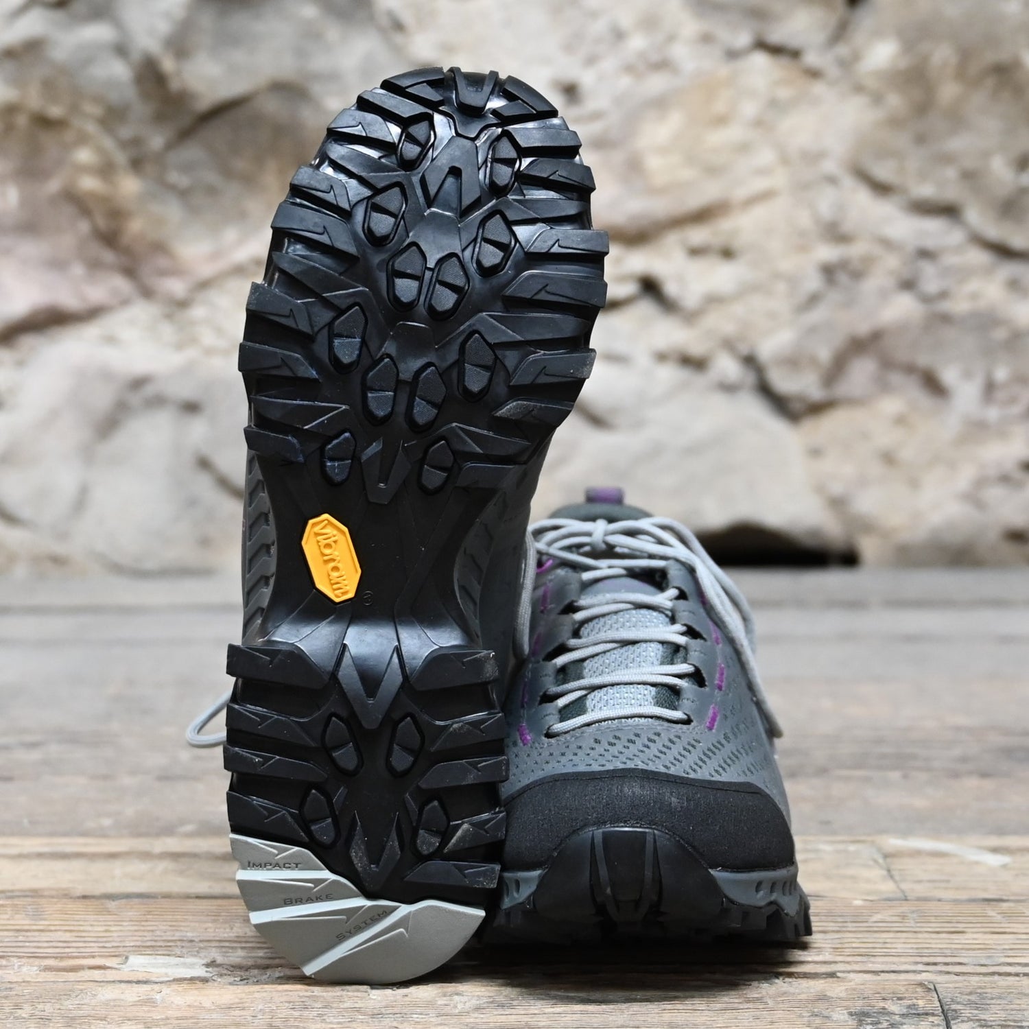 Ladies Spire GTX in Carbon and Purple view of bottom