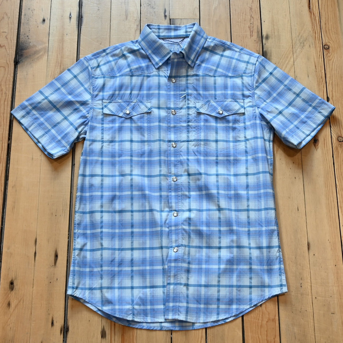 View of Short sleeve RangeTek Western snap shirt in soft blue with mesh back vent and snap pockets