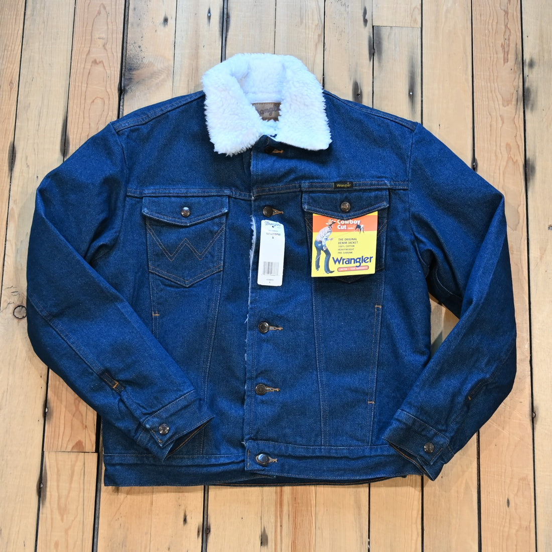 Men’s dark blue Wrangler Western sherpa-lined denim jacket with snap-flap pockets and spread collar