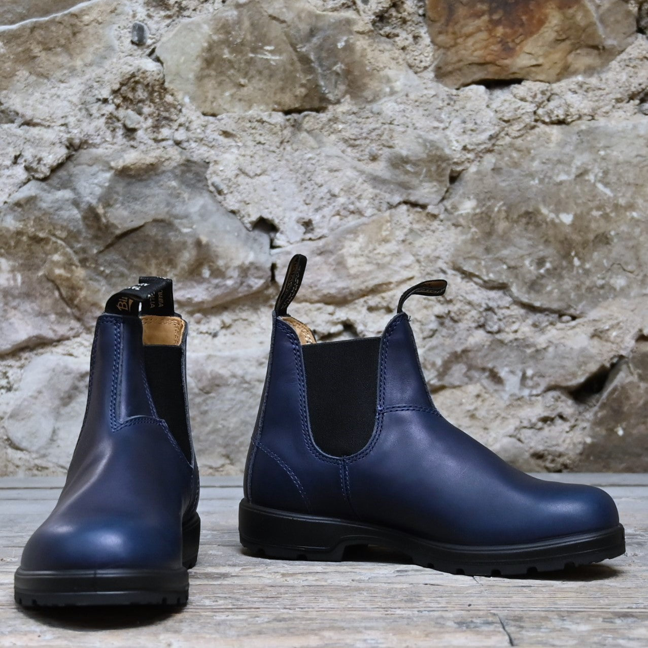 Blundstone Classic Chelsea boots in navy leather with elastic side panels and pull tabs