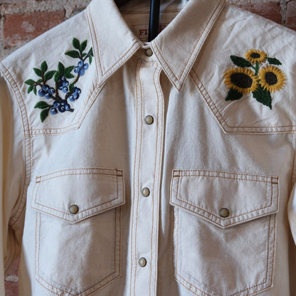 Filson Ladies Embroidered Western Shirt in Natural Seed.