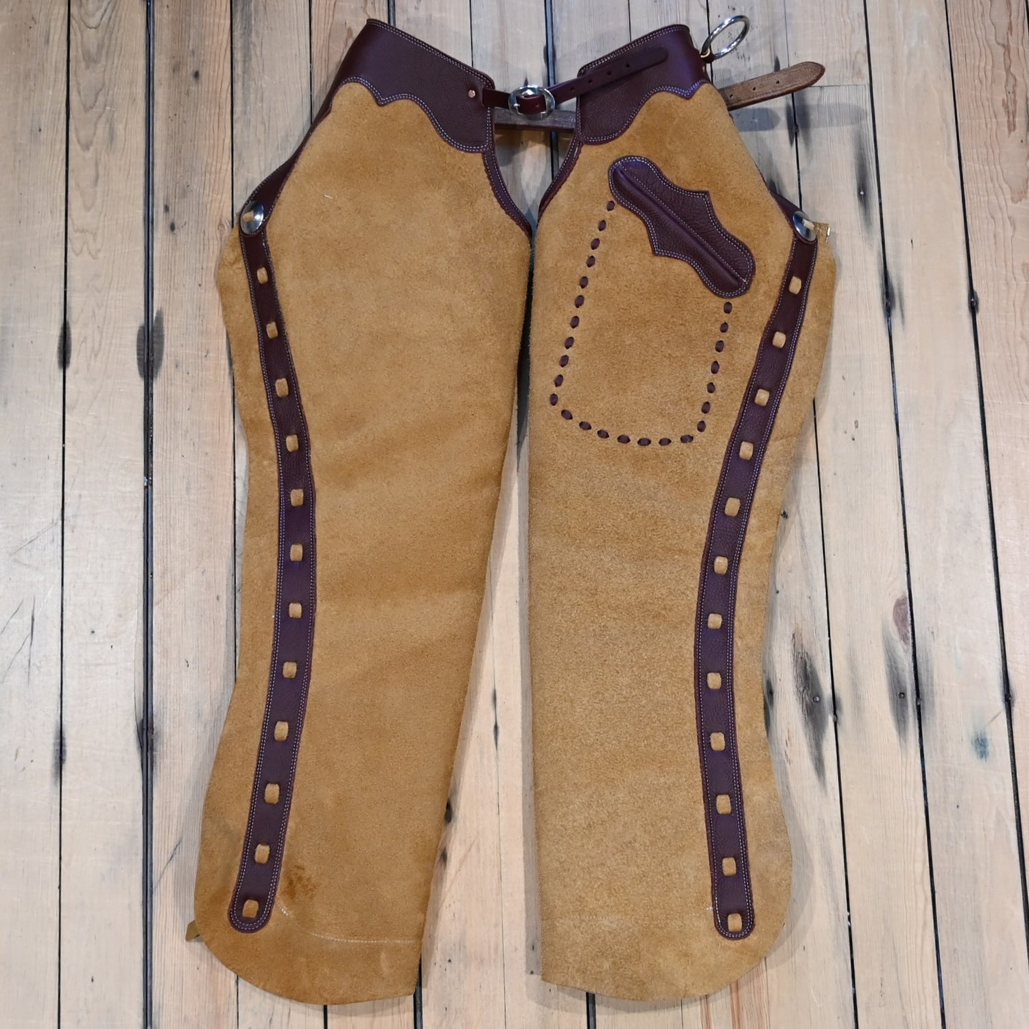 Rockin’ Y Saddlery rough-out leather Arizona work chaps with fleece lining, zipper closure, ring belt, and front pocket