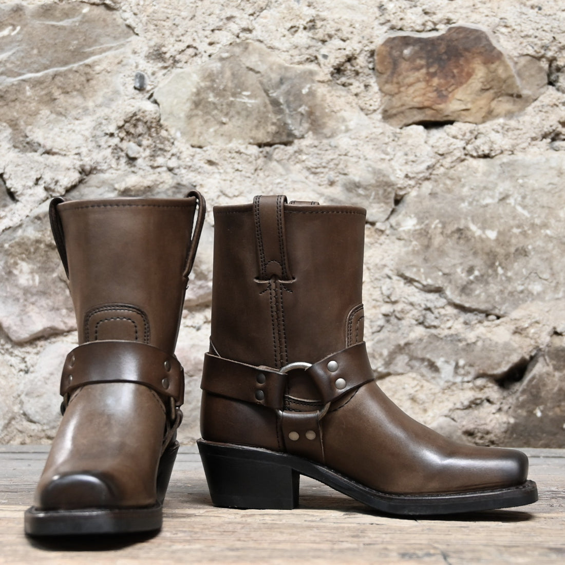 The Frye Company Ladies Harness 8R Boot - Smoke