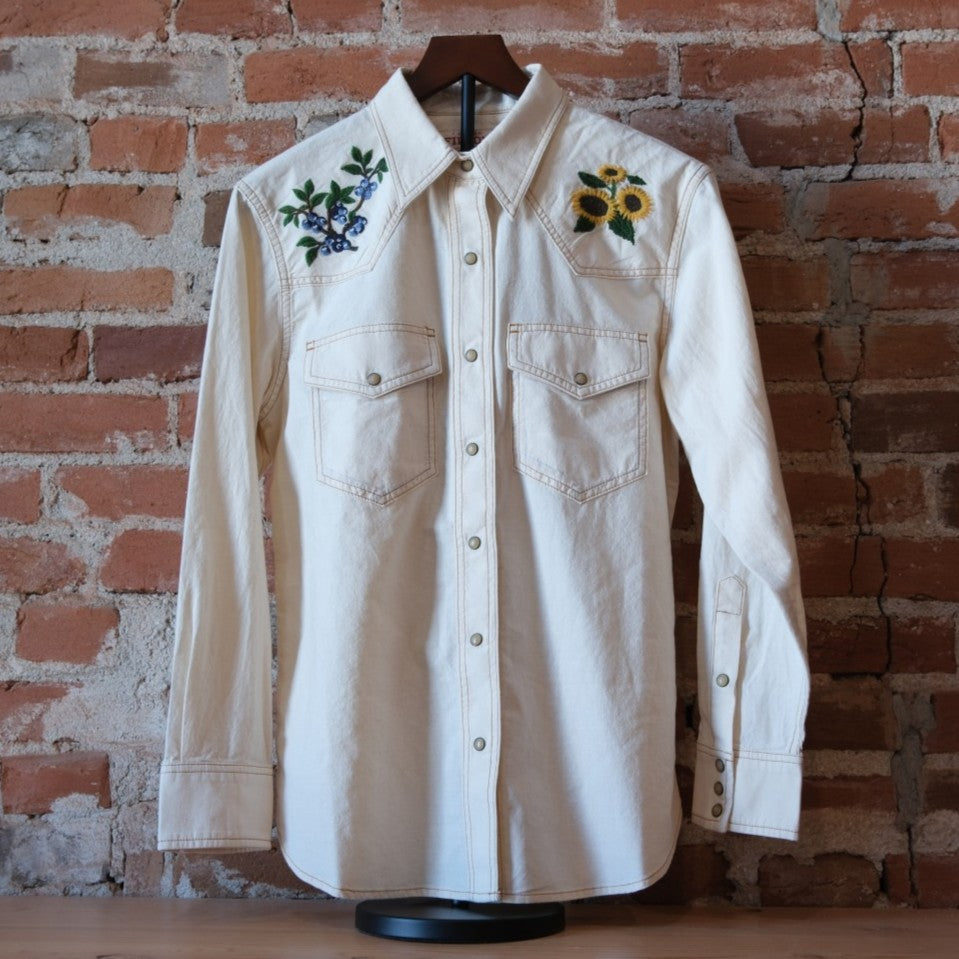 Filson Ladies Embroidered Western Shirt in Natural Seed.