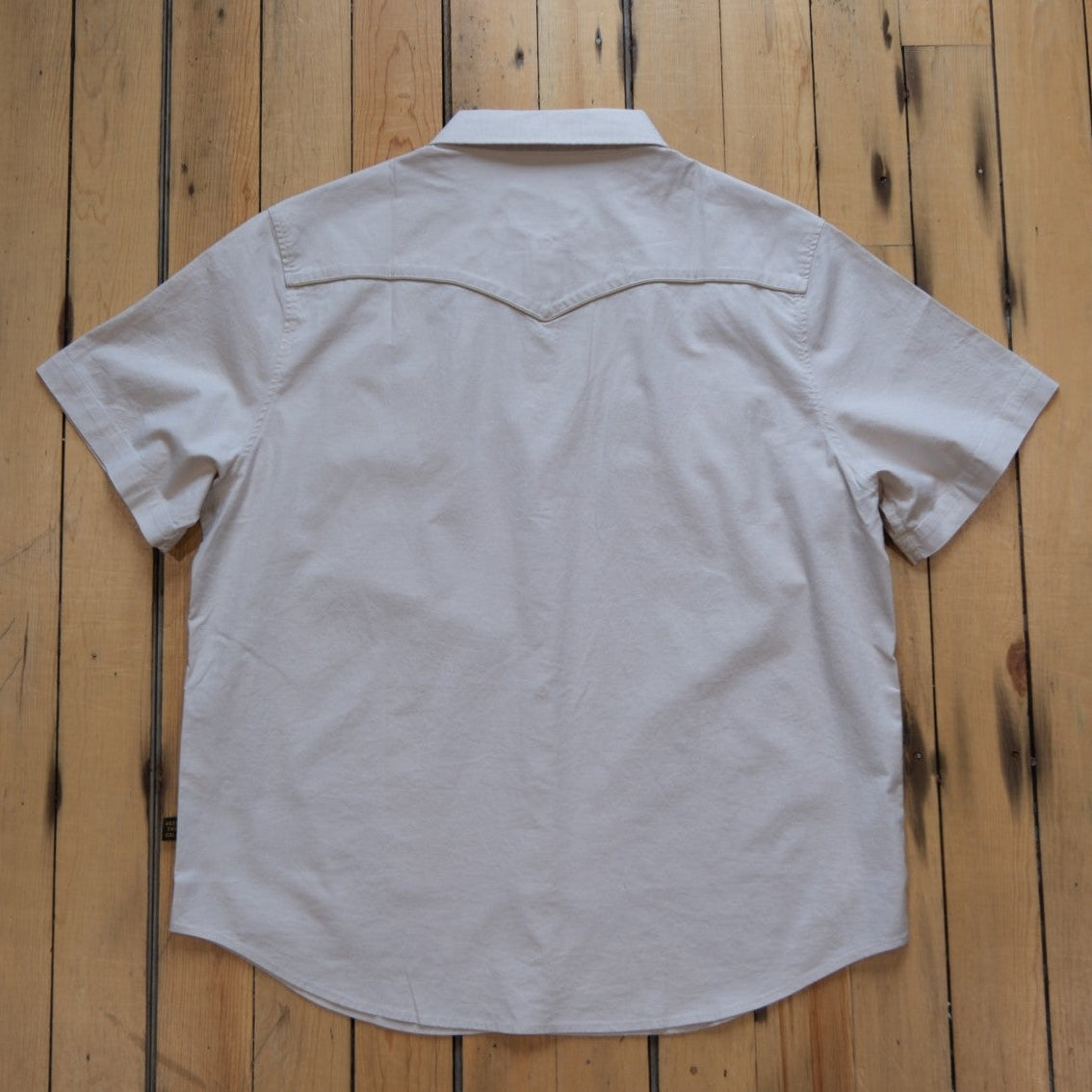 Howler Bros Broncbuster short-sleeve snapshirt in Sand with contrast piping.