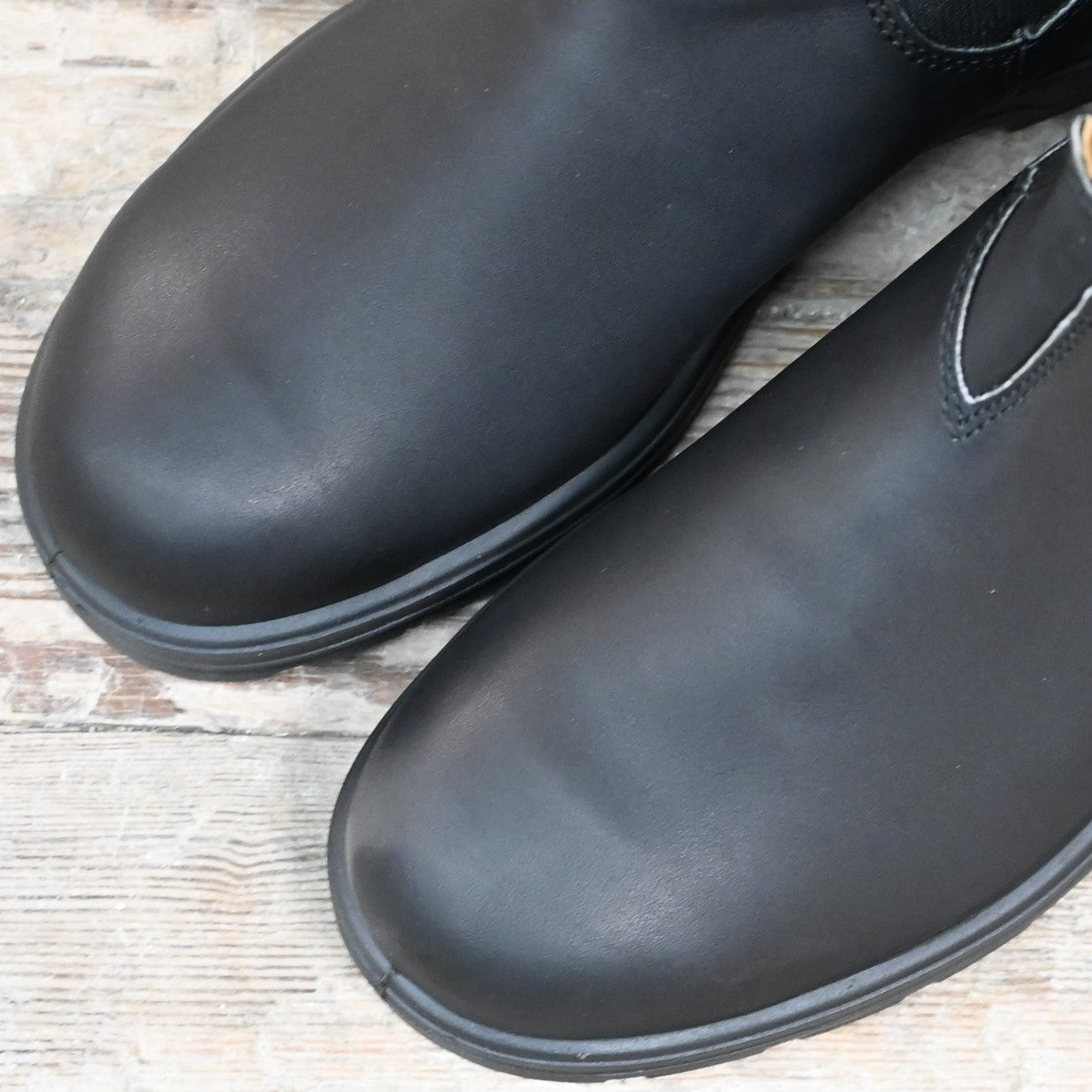 Blundstone Slip On Chelsea boot in black premium leather with elastic sides and pull tabs