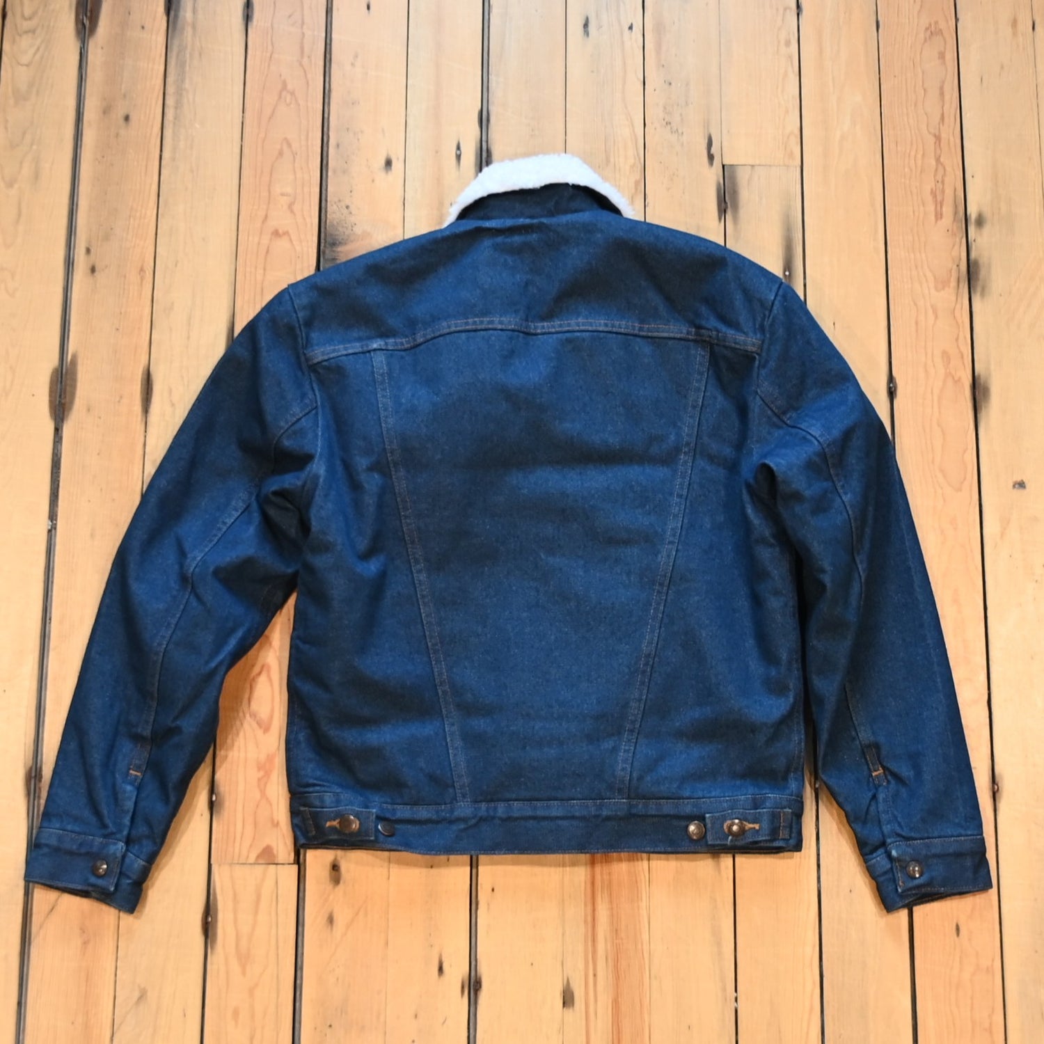 Men’s dark blue Wrangler Western sherpa-lined denim jacket with snap-flap pockets and spread collar