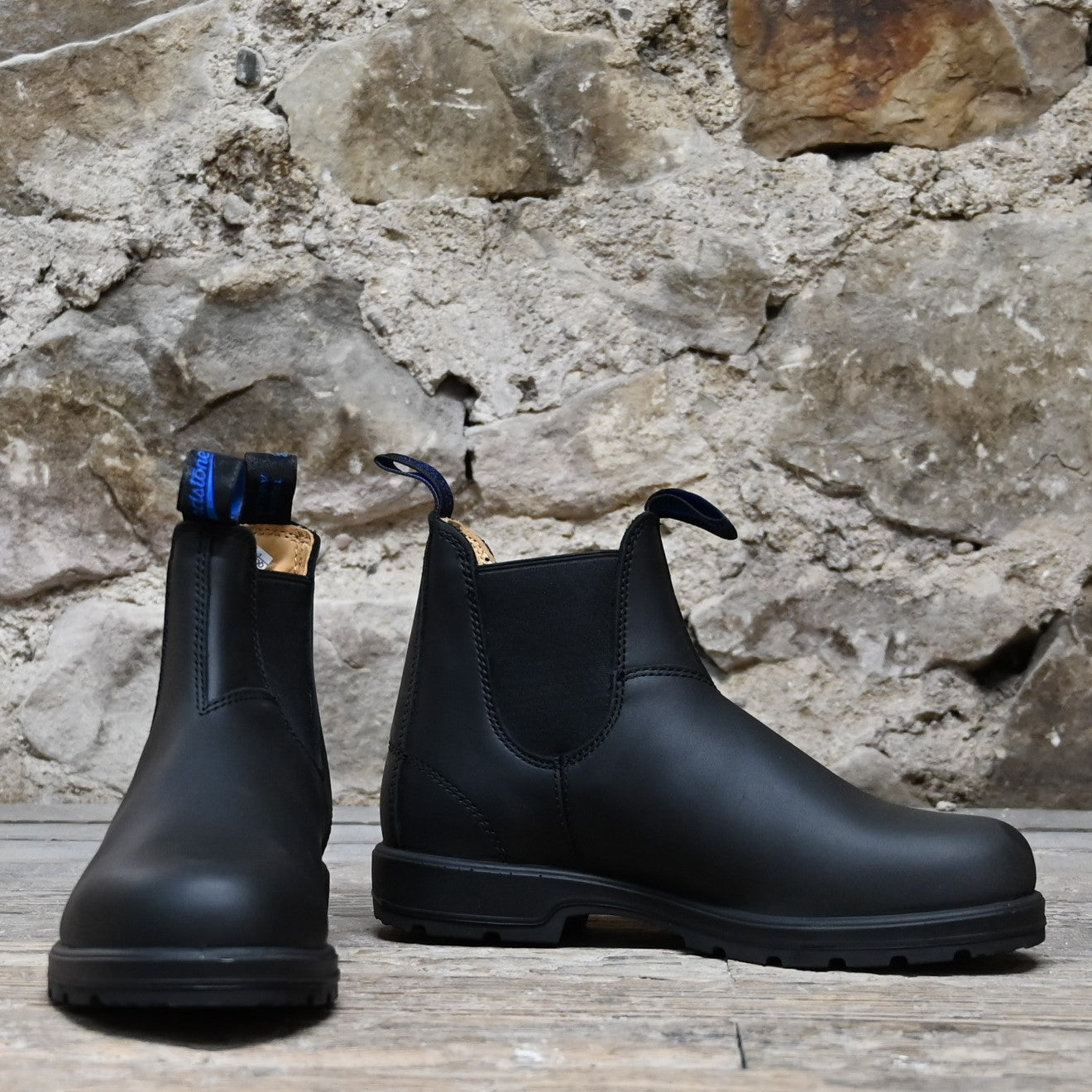 Blundstone Slip On waterproof Chelsea boot in black leather with Thinsulate lining and elastic side panels