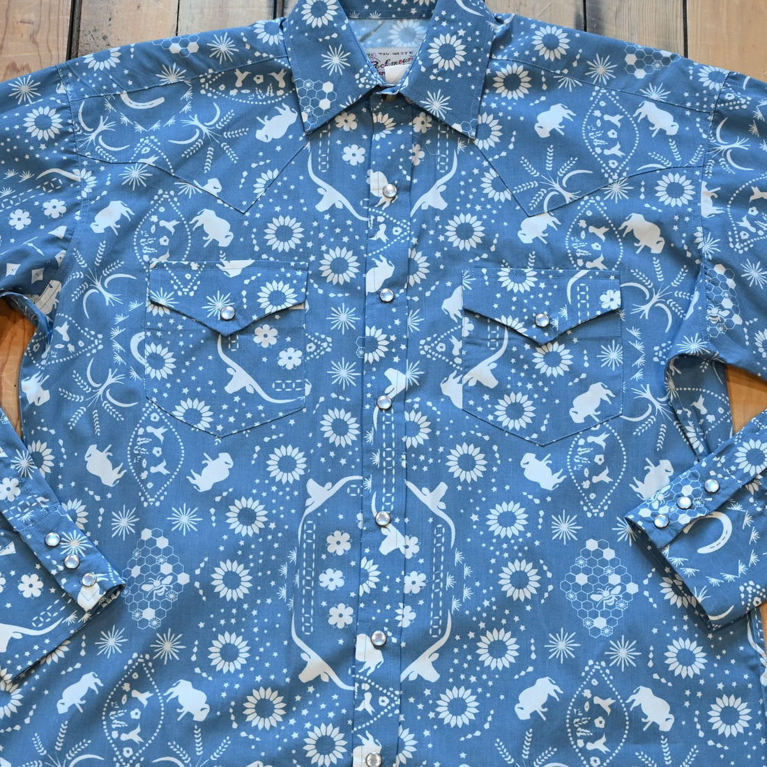 Men’s blue bandana Western shirt with bison motifs, sawtooth pockets, and snap buttons