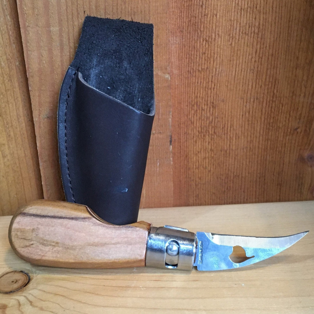 Escoutoux Pocket Knife GARLIC/ CHESTNUT--Stainless Blade, Olivewood Handle (8211.93.1000) view of knife