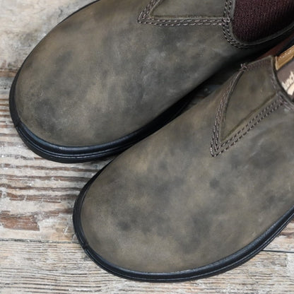 Youth Blundstone Slip On Chelsea boot in rustic brown leather with elastic sides and pull tabs