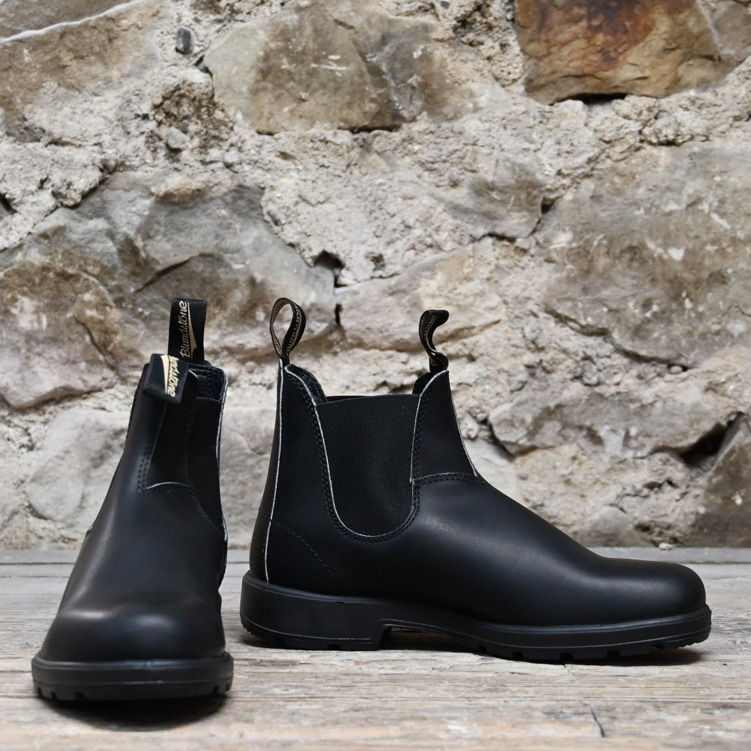 Blundstone Slip On Chelsea boot in premium black leather with elastic sides and pull tabs