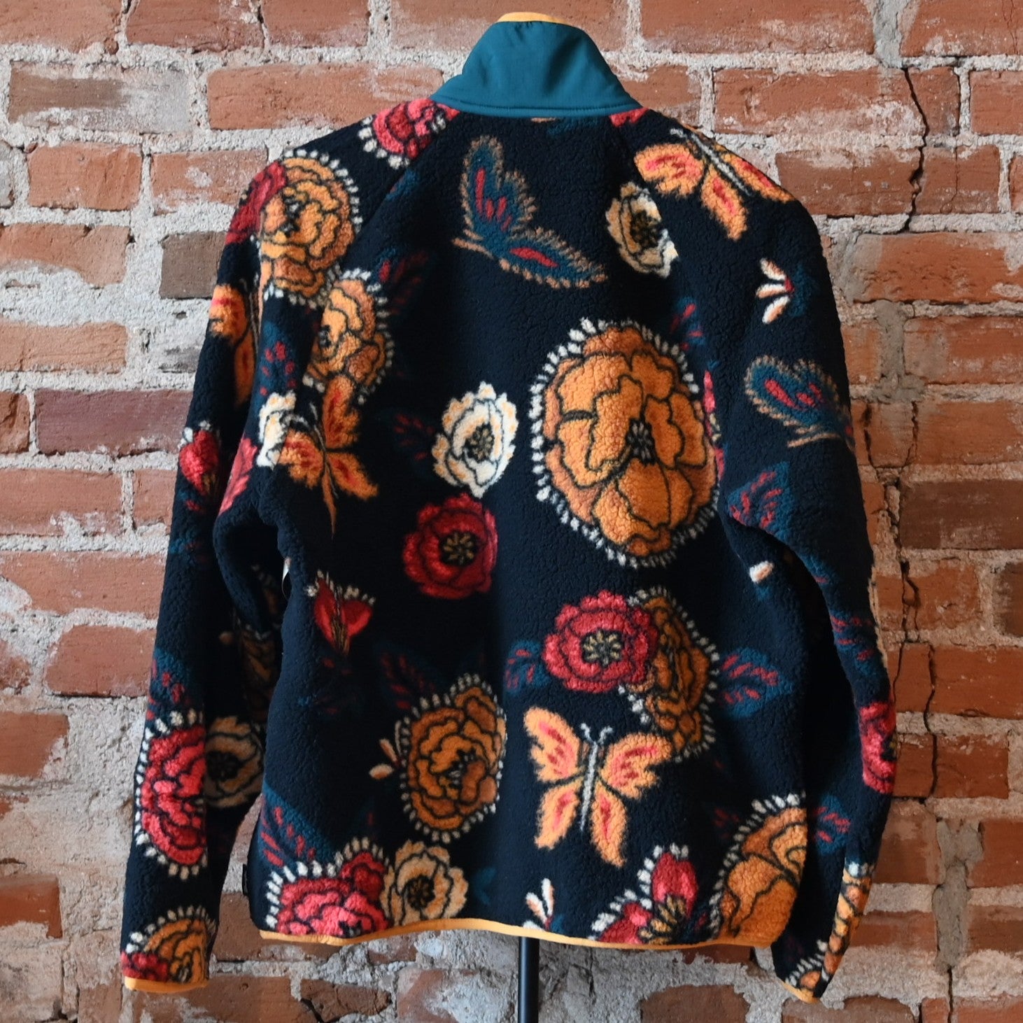 Wrangler Ladies Retro Half-Snap Sherpa Pullover in Butterfly Black with stand-up collar and front pockets