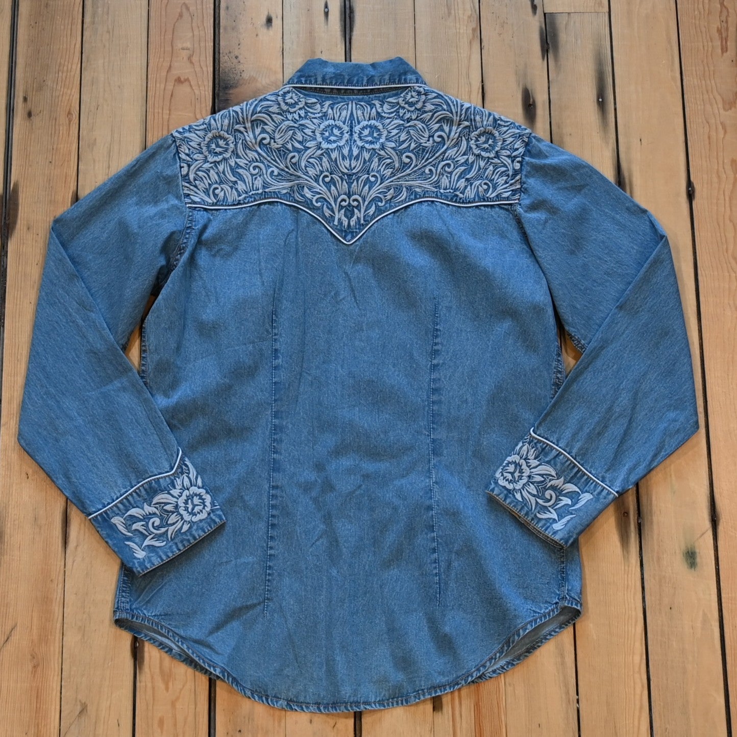 Ladies vintage stonewashed denim Western shirt with embroidered floral design and red piping