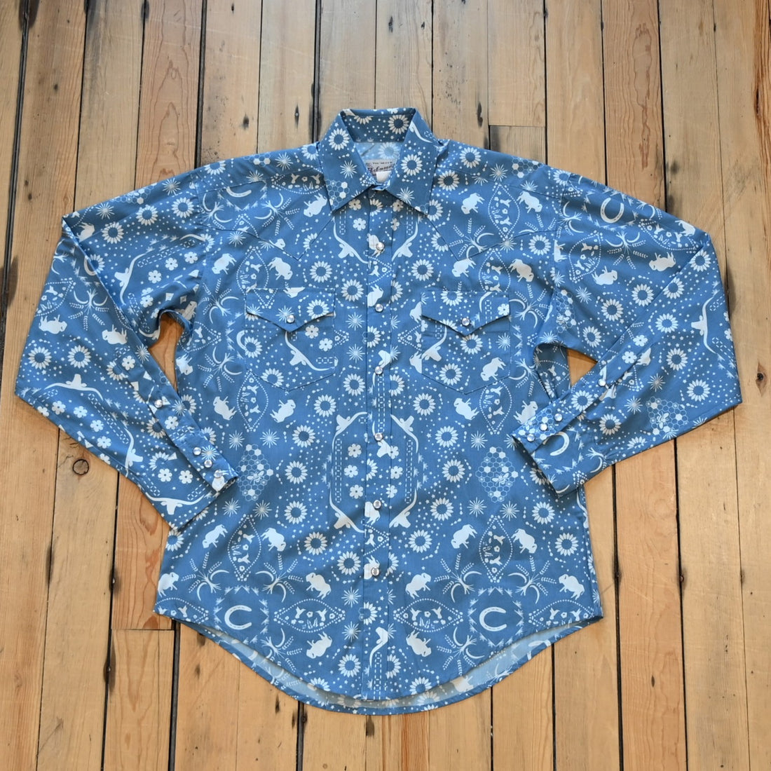 Men’s blue bandana Western shirt with bison motifs, sawtooth pockets, and snap buttons