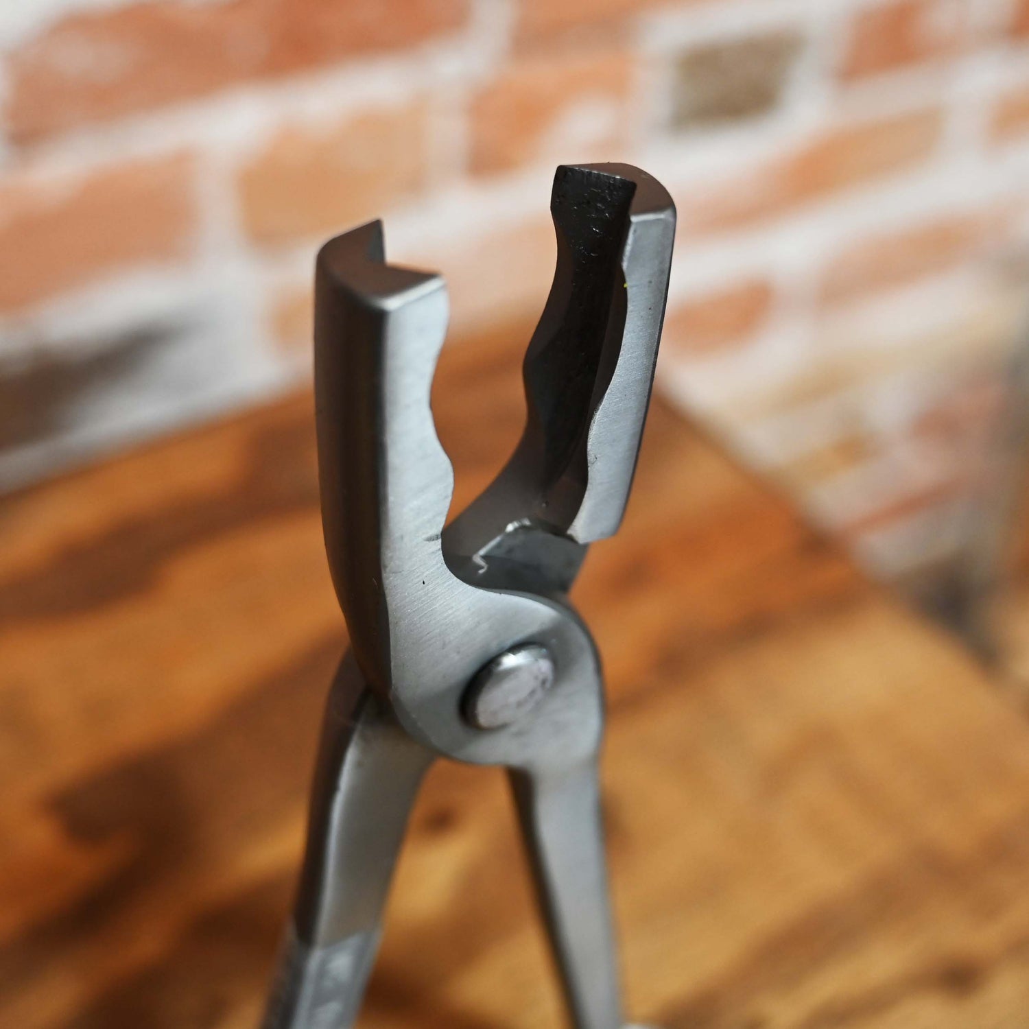 NC 1/2 V Bit Bolt Tong view of close up