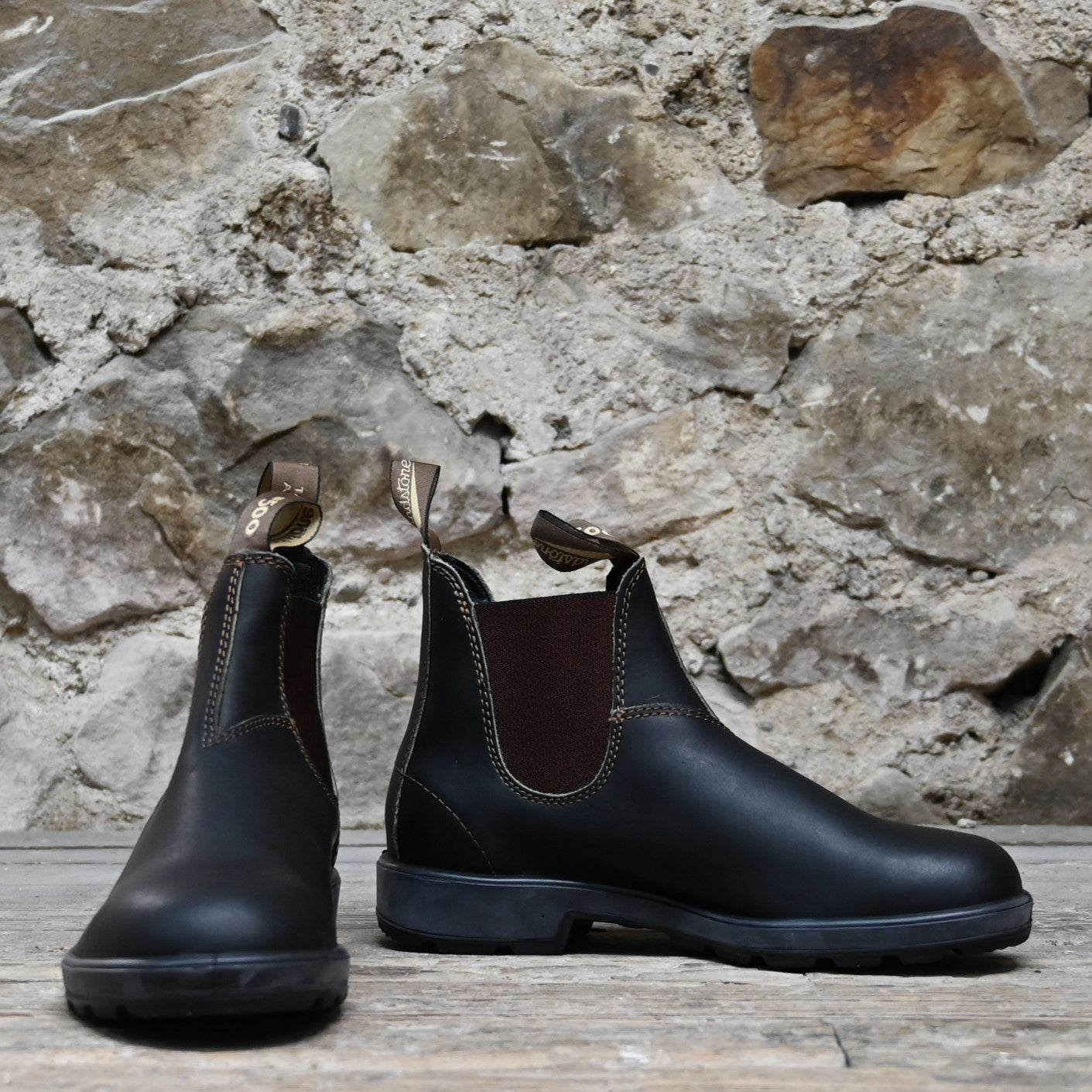 Blundstone Slip On Chelsea boot in stout brown leather with elastic side panels and pull tabs