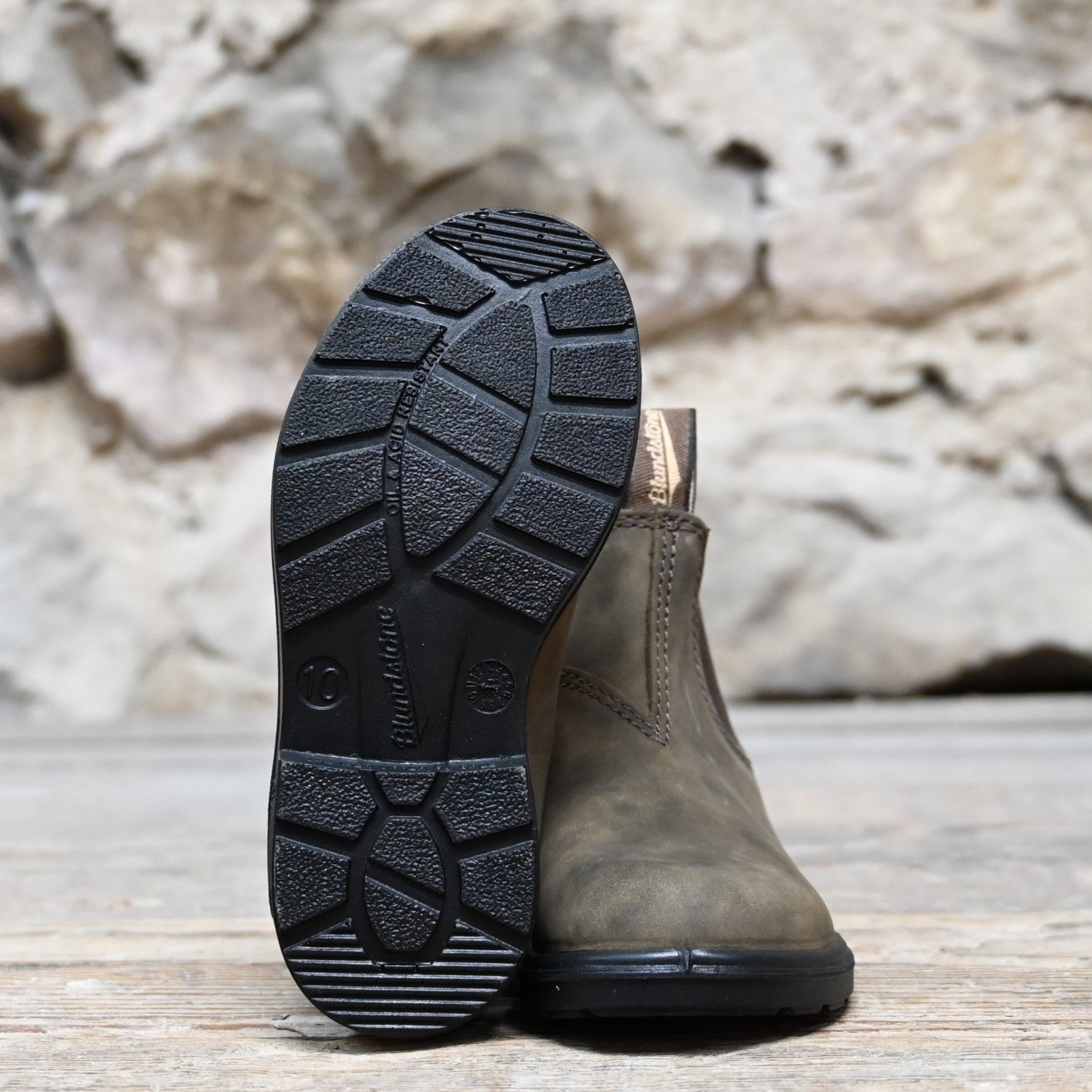 Youth Blundstone Slip On Chelsea boot in rustic brown leather with elastic sides and pull tabs