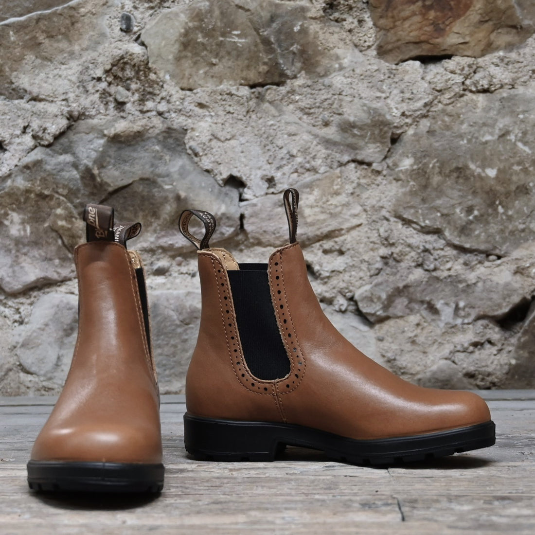 Blundstone Slip On Chelsea boot in camel leather with elastic side panels and pull tabs