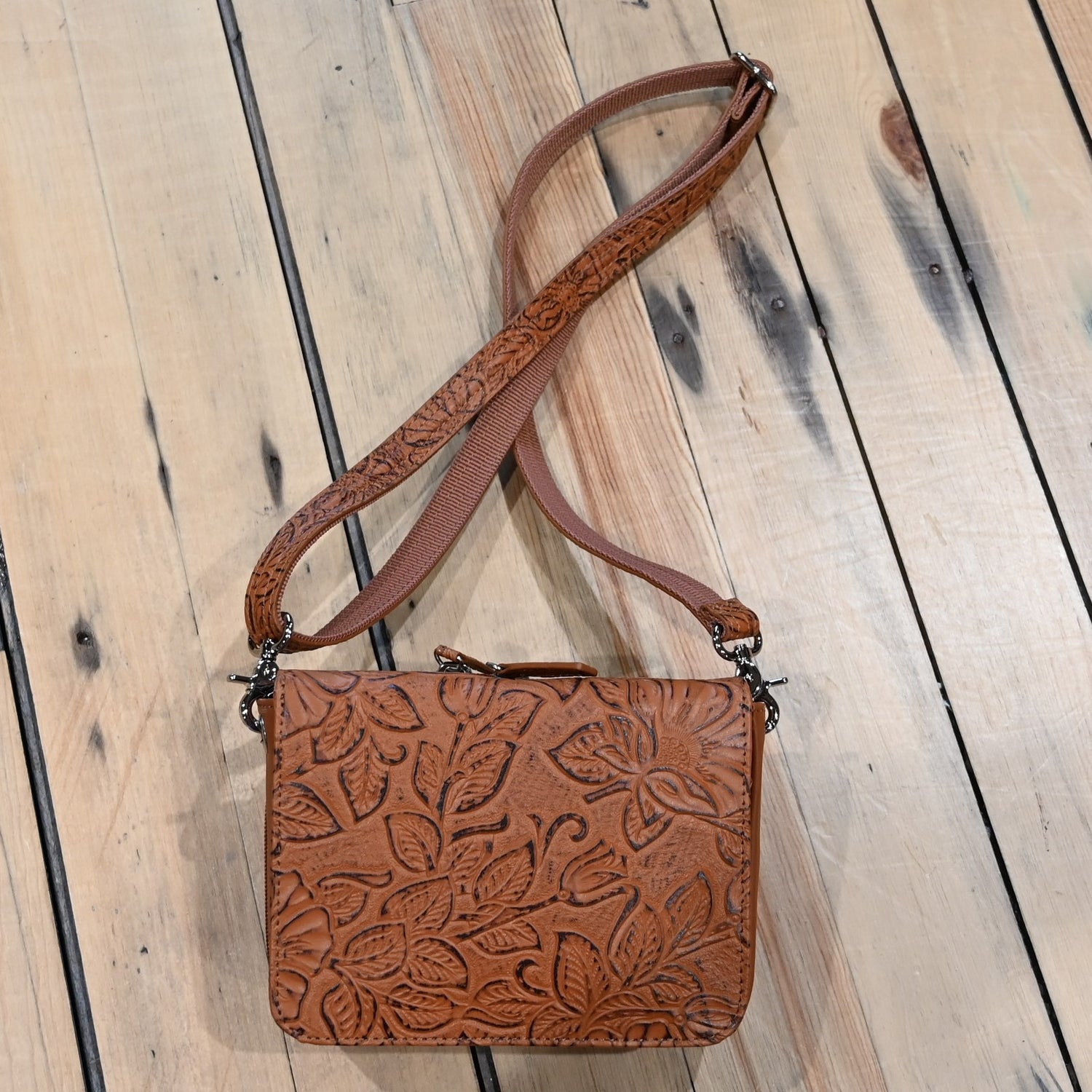 Gun Toten Mamas tan tooled cross-body organizer conceal carry purse