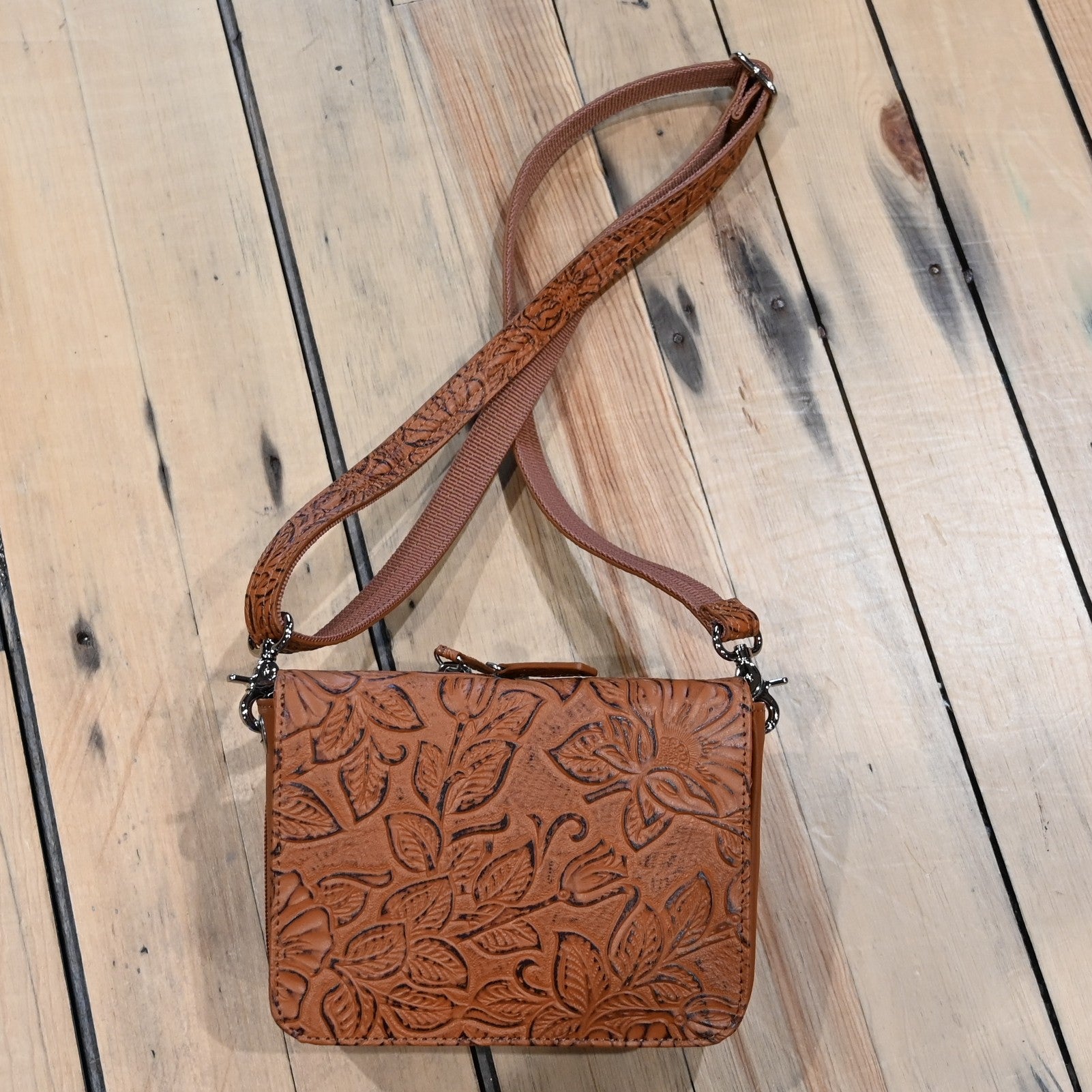 Gun Toten Mamas tan tooled cross-body organizer conceal carry purse