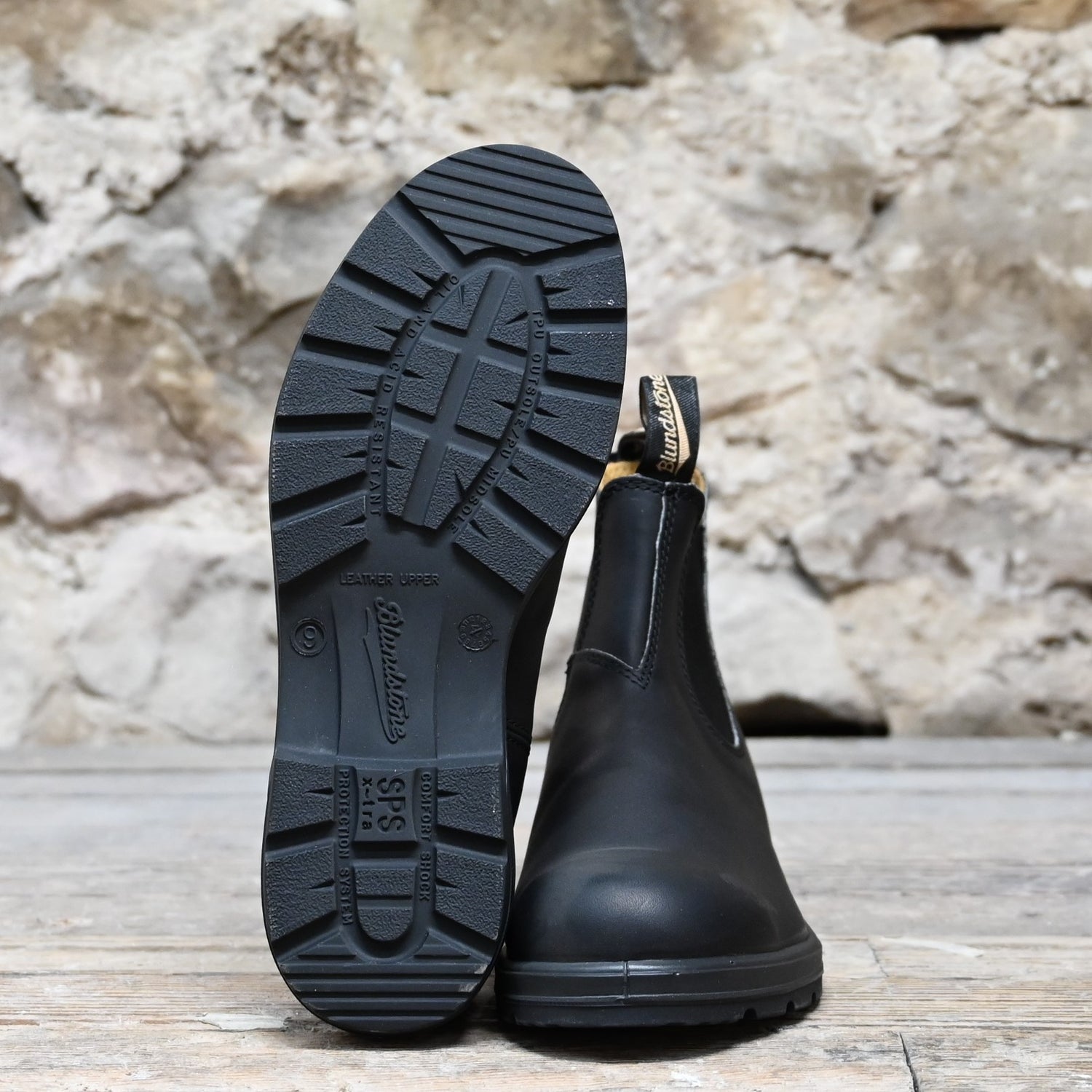 Blundstone Slip On Chelsea boot in black premium leather with elastic sides and pull tabs