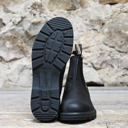 Blundstone Slip On Chelsea boot in black premium leather with elastic sides and pull tabs