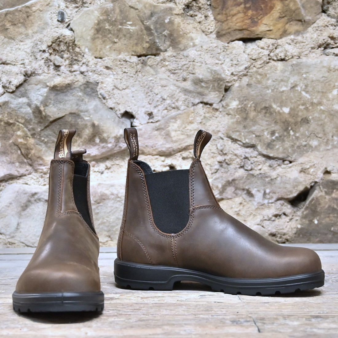 Blundstone Slip On Chelsea Boot in antique brown leather with elastic sides and pull tabs