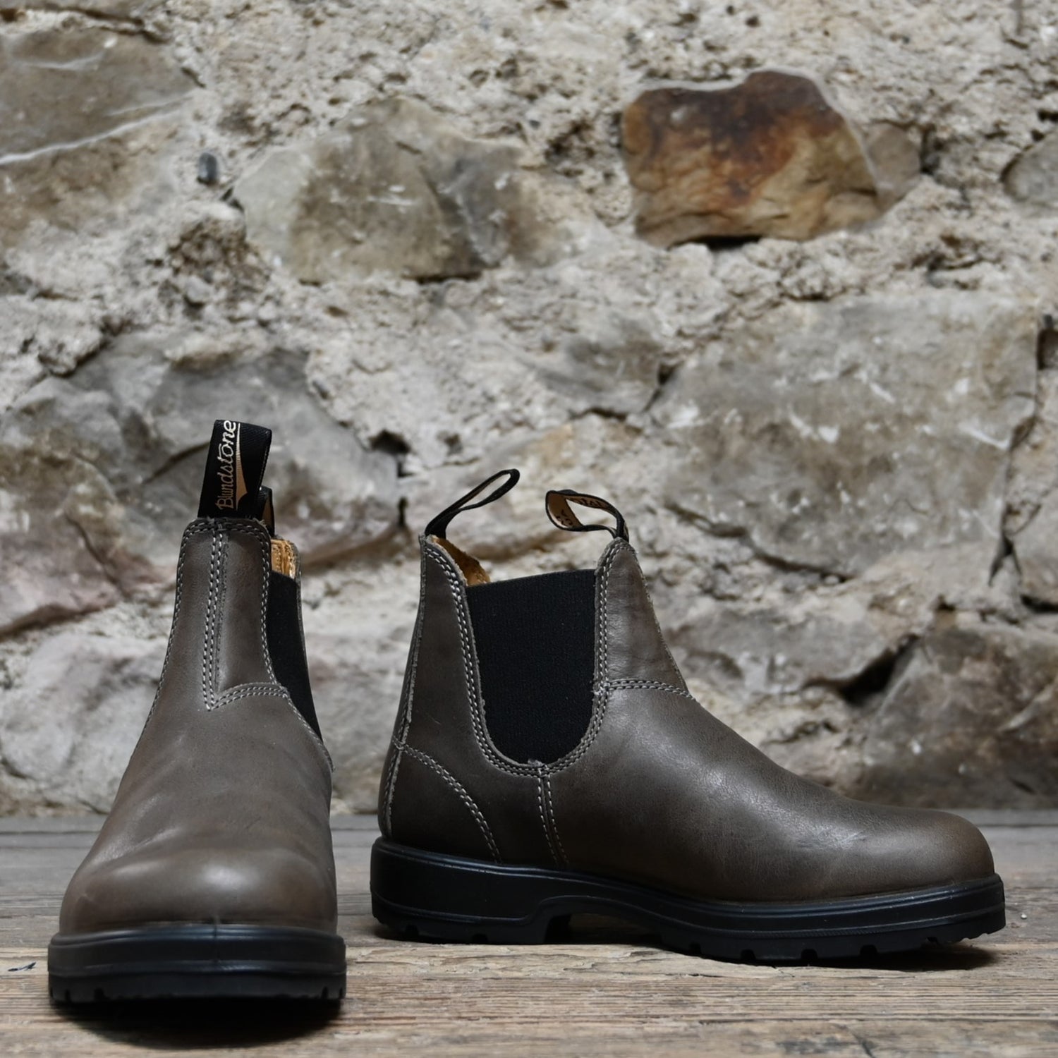 Blundstone Classic Chelsea boots in steel grey leather with elastic sides and pull tabs