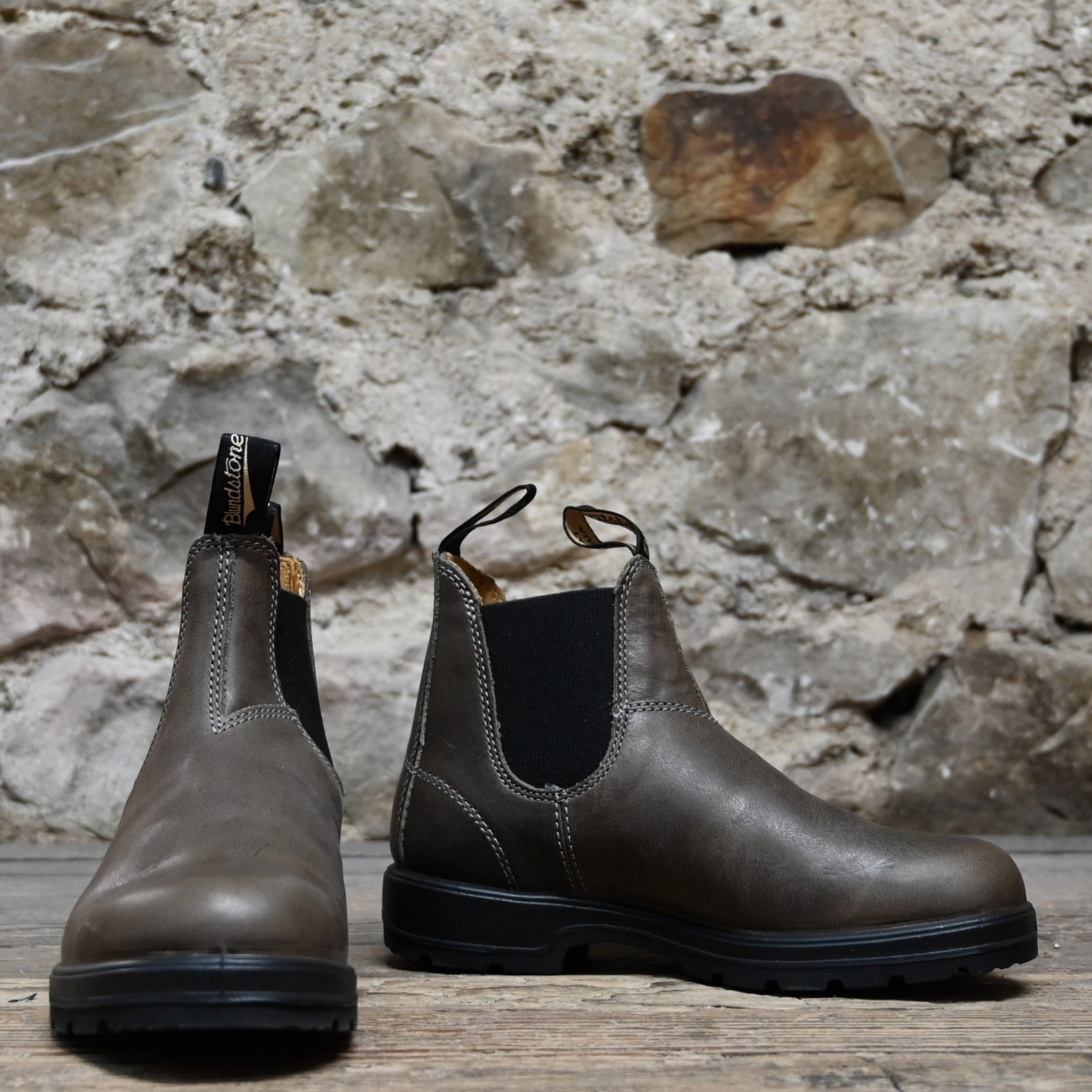 Blundstone Classic Chelsea boots in steel grey leather with elastic sides and pull tabs