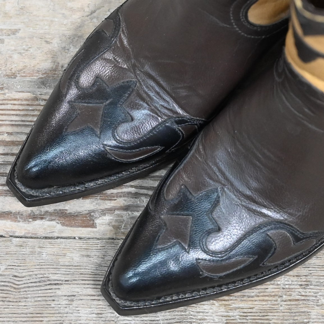 Ladies 11&quot; Leather Boot W/Tan Uppers, &amp; Steerhead/Barbed Wire Design view of toe